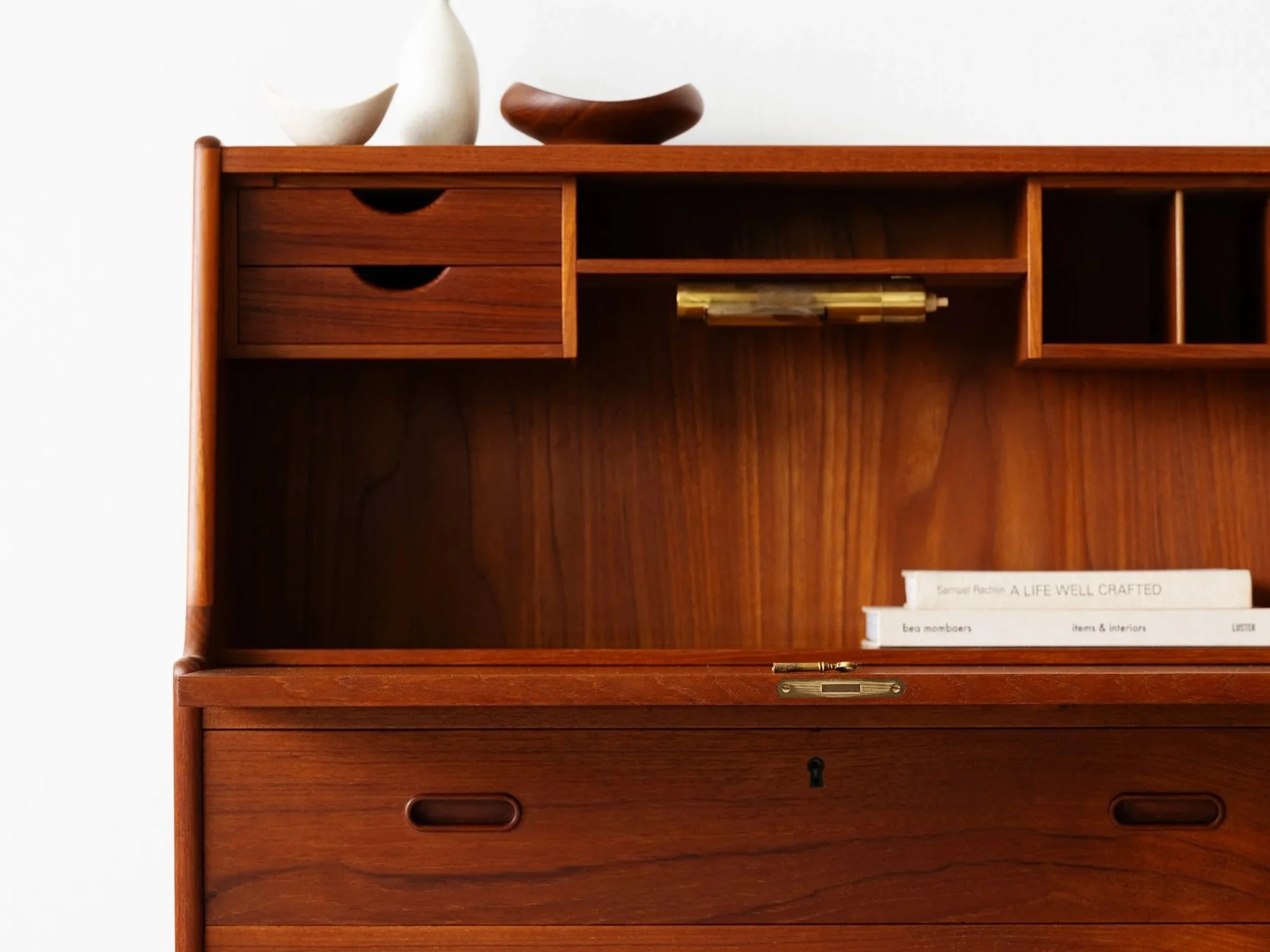 Sold - Arne Wahl Iversen bureau
