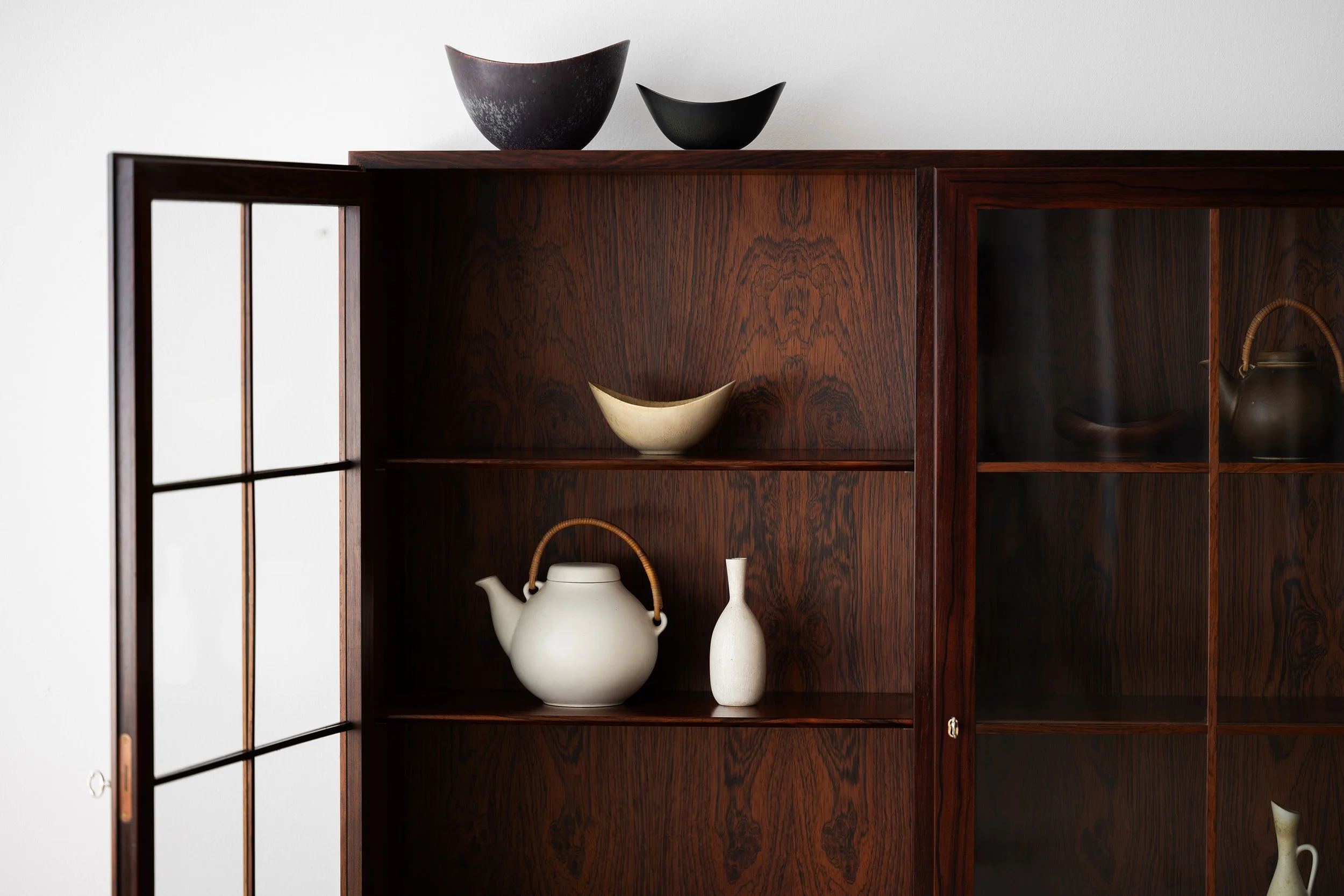 Sold - Omann Jun cabinet