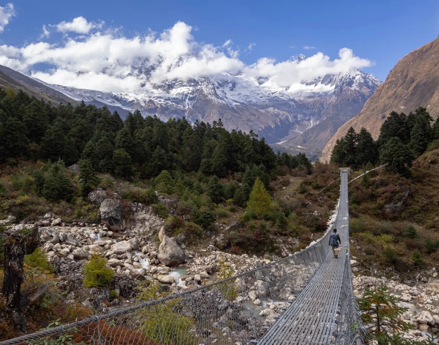 On Manaslu Circuit the views got more grand each day. 24th hiking day brought us in the village of Samagaon, the gateway to Manaslu base camp 🏔
.
.
.
.
.
.
#greathimalayatrail #ght2023 #ght #himalaya #himalaja #himalayanculture #mountains #mountainl