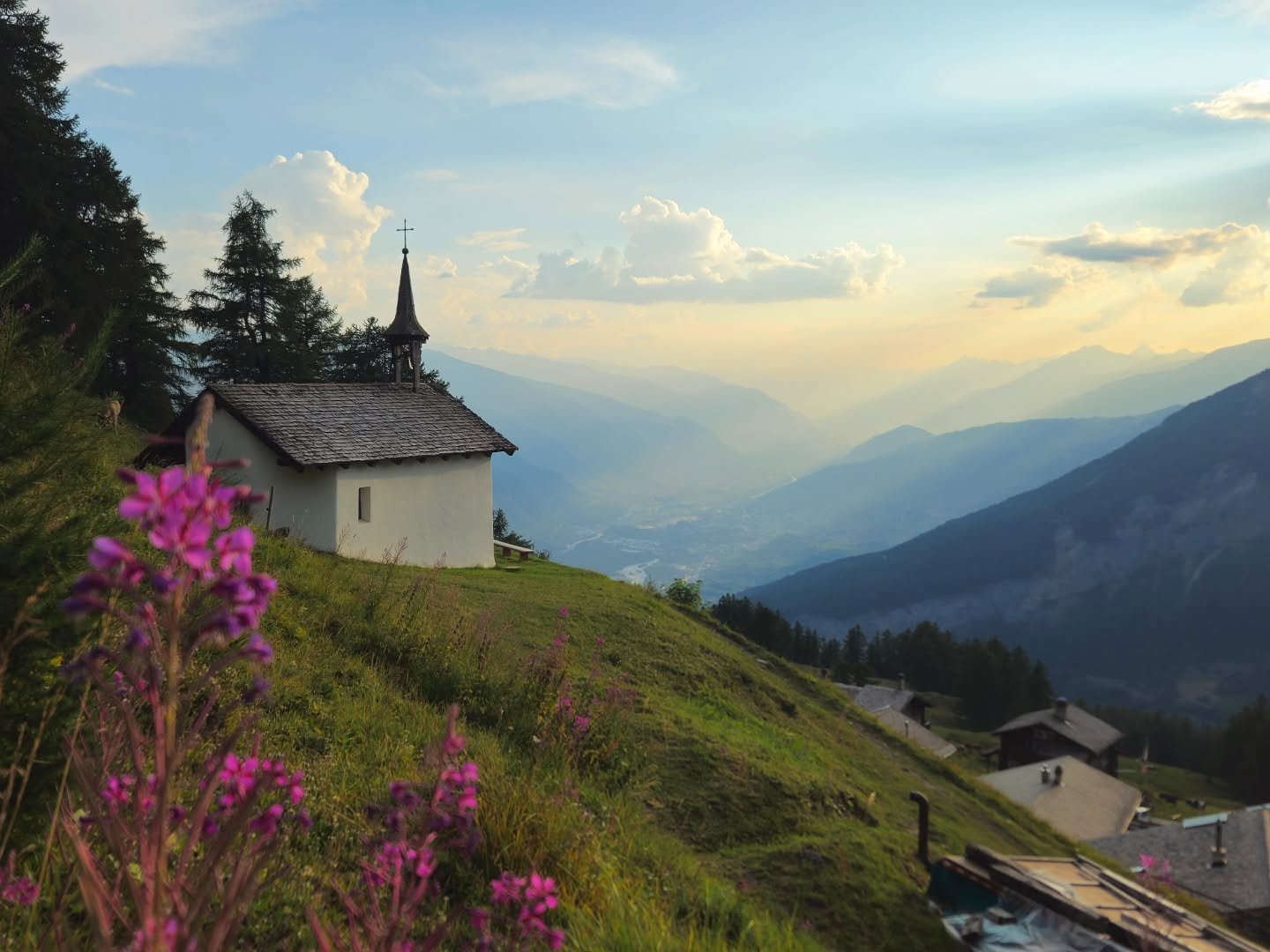 Sunsets along the race were so beautiful! They also ment lower temperature which was nice after long hot days and it gave me more energy to keep going. 

The athmosphere changes completely when it gets dark in the mountains. The surroundings disappea