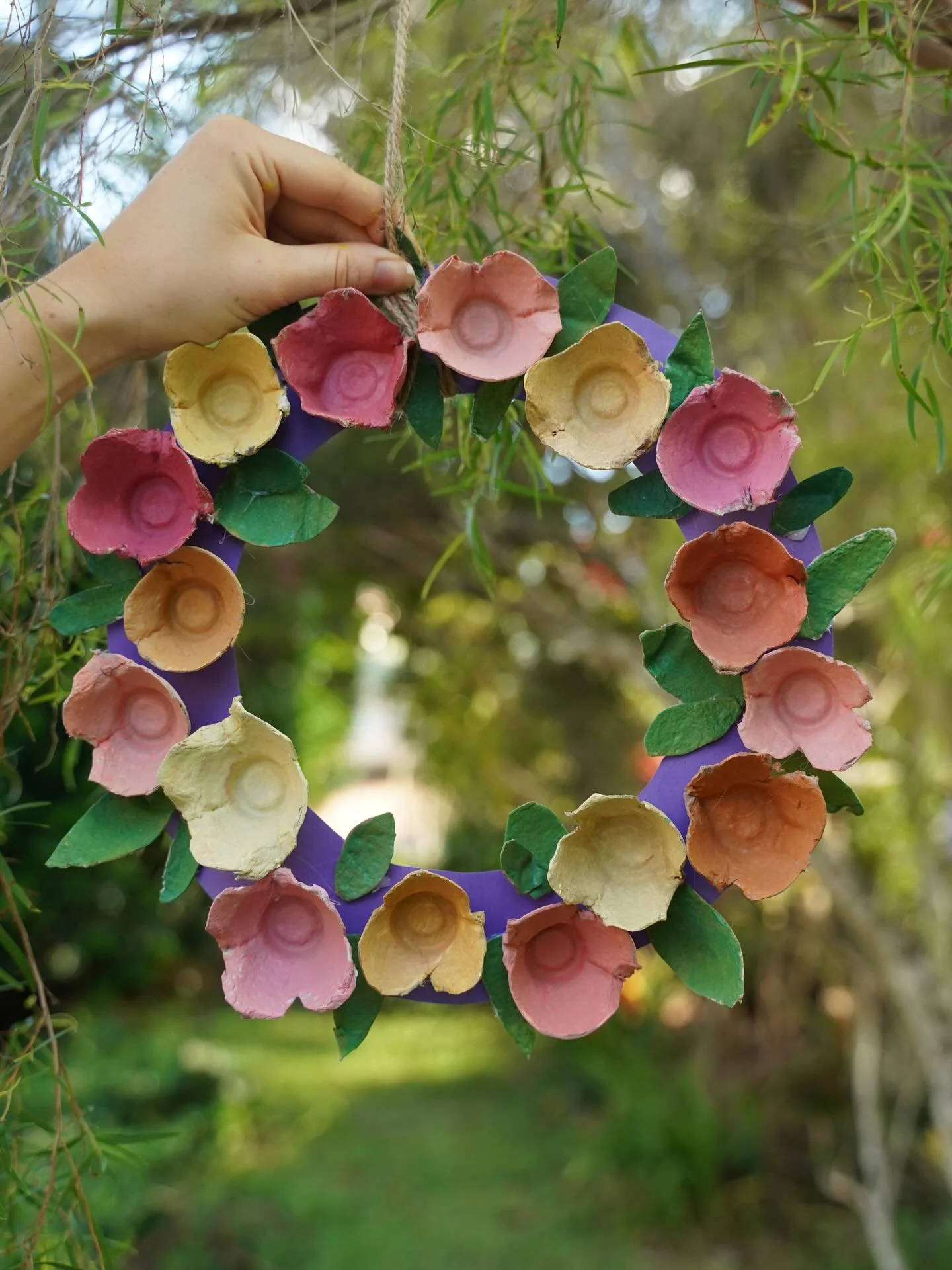 DIY egg carton wreath 🌿✨ had so much fun making this creation. 

It&rsquo;s super simple&hellip; 

Step 1. Cut out a cardboard ring out of some card
Step 2. Get an egg carton &amp; cut some flowers and leaves out of it
Step 3. Add some colour! Paint