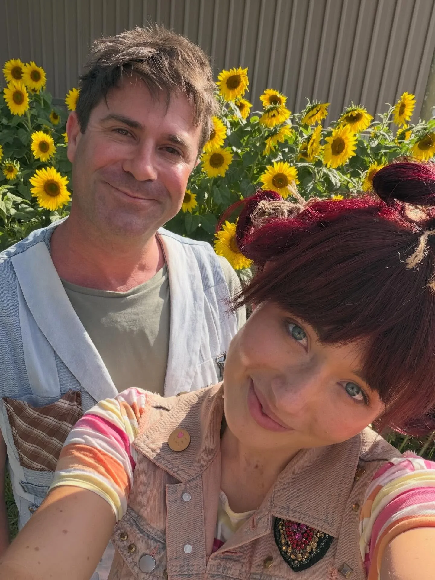 Oh hey Toowoomba!! 🌻

Sunflowers galore, bees buzzing, very cute chicks, &amp; a few slightly scary dinosaurs&hellip; 🦖👀 (just kidding!)

What a fun day hanging out with the kids of Toowoomba - singing some tunes and even playing rot or not! 💛🌿
