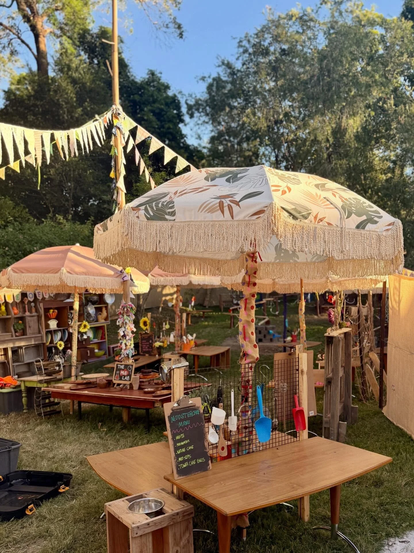 Do you have some little mudster chefs at home? 🌱🧑&zwj;🍳🐌

Well, this weekend at @theplantingwoodfordia is going to a gubster&rsquo;s dream! 

Yep, the BIGGEST Mudpie Kitchen in the WORLD is returning this weekend and we can&rsquo;t wait to see wh