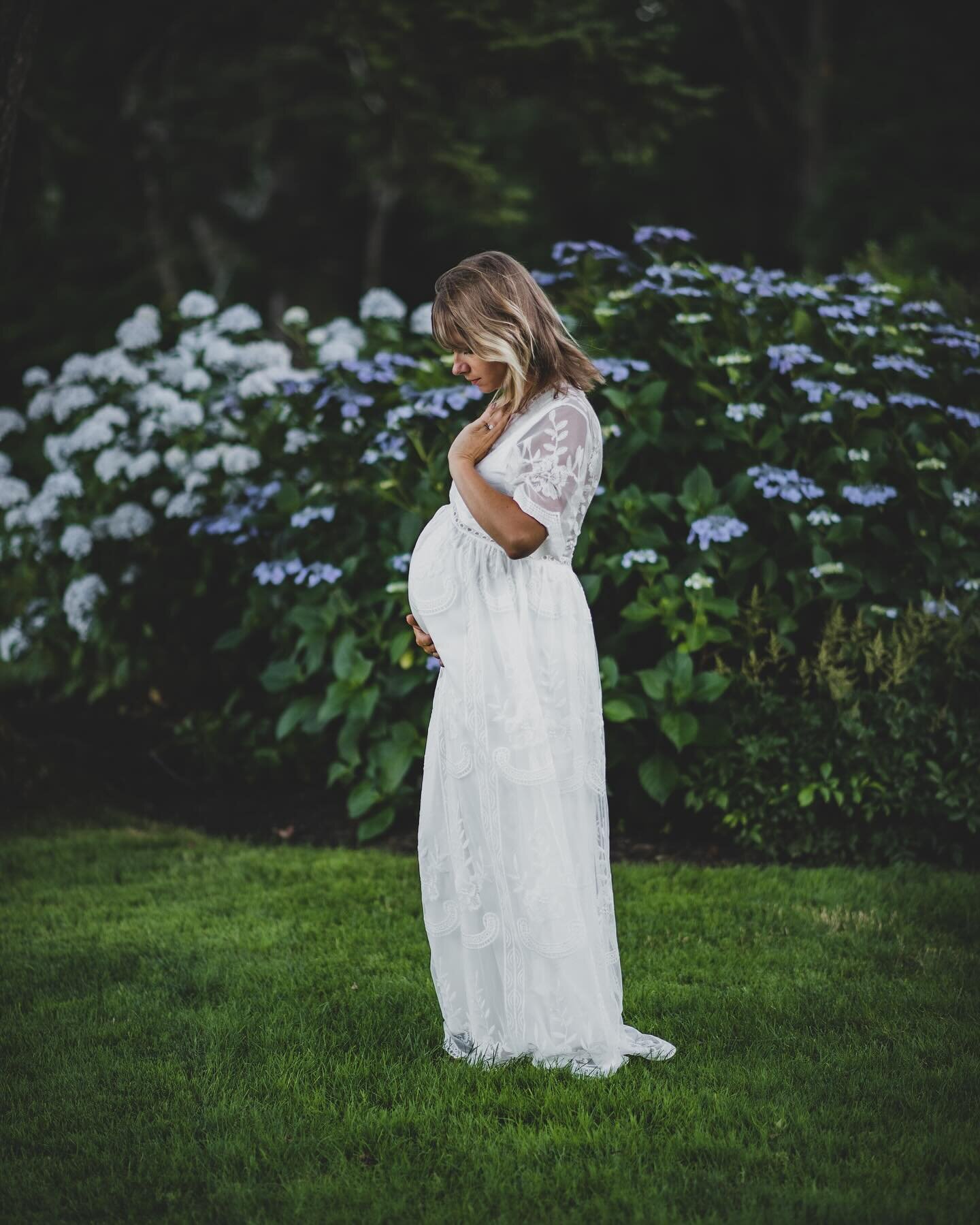 Sunshine brings flowers and incredible light!! 
&bull;
#megheriot #megheriotphotography #maternity #newportrirhodeisland #riphotographer #newportphotographer #portrait #newportrait #riportraitphotographer