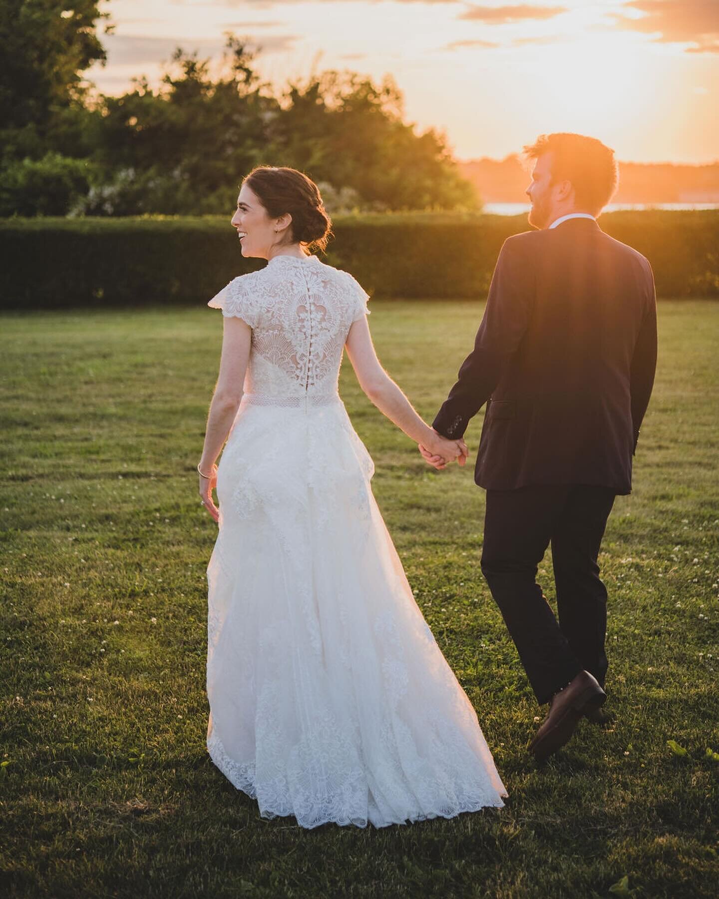 This may be one of my top 10 (maybe top 5) favorite wedding sunsets and wedding cakes of my 21 years of photographing weddings!!! 
&bull;
#megheriot #megheriotphotography #wedding #eisenhowerwedding #eisenhowerhouse #weddingcake #parentdances #daddyd