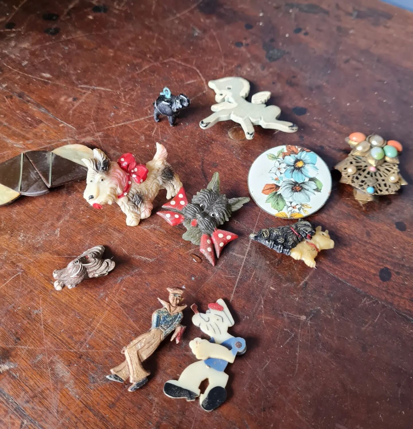 Collection of 1920 - 50's costume pieces.&nbsp; One little doggy and Popeye have their pins missing. $30 the lot.
Postage $9.70&nbsp; Australia wide.
Comment sold to purchase &amp; we will reply &amp; message to confirm.

We are happy to combine post