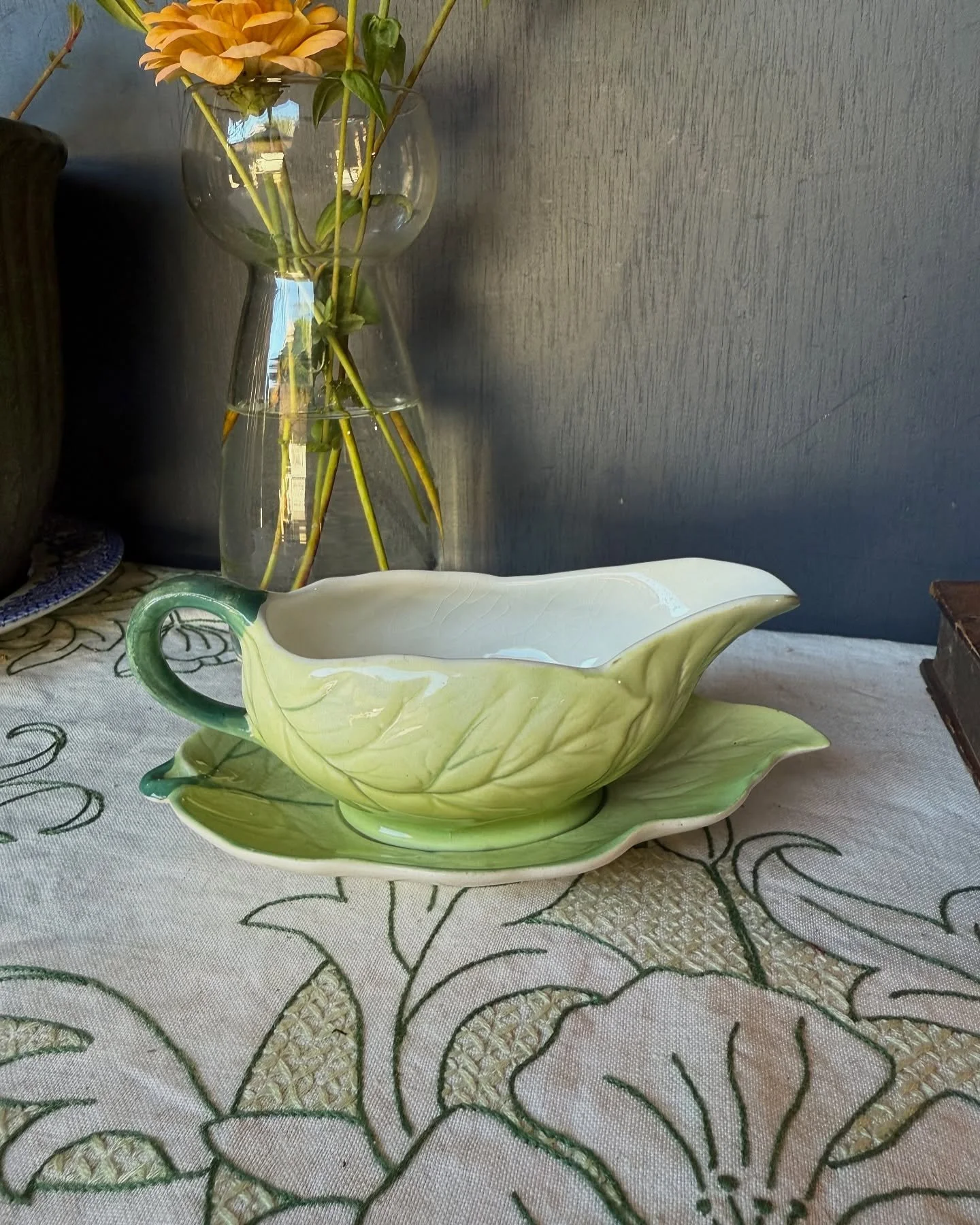 Vintage Royal Winton leaf shaped sauce boat and dish. Made in England.
Crazing to the glaze.
It measures 160mm long x 65mm high
$35
Postage $14.95 Australia wide. 
Comment sold to purchase &amp; we will reply &amp; message to confirm.
We are always h