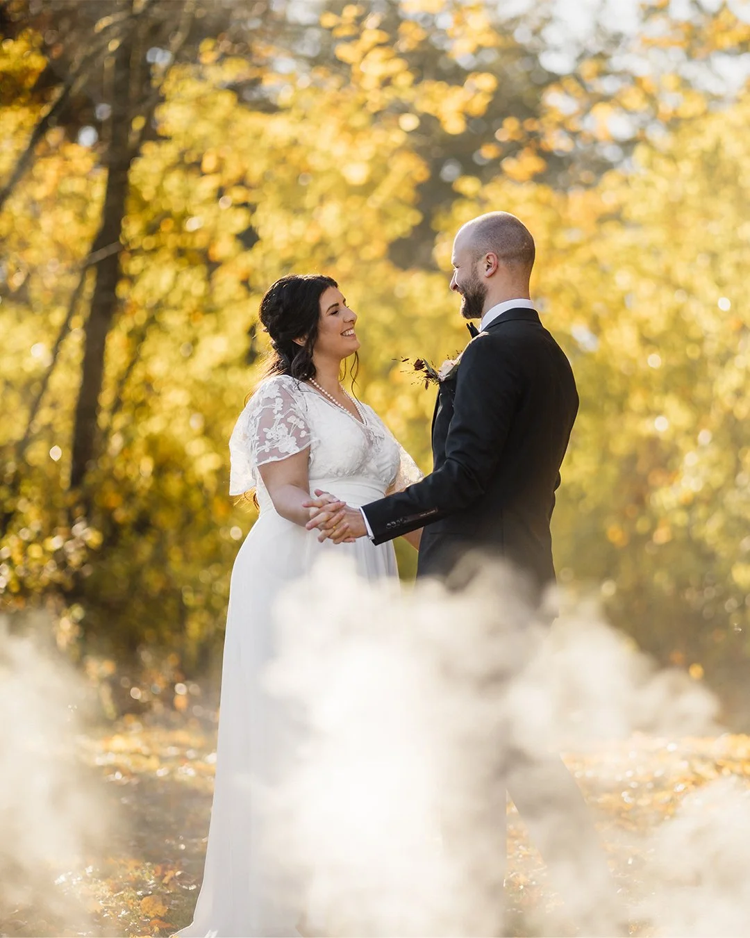 Ett magiskt h&ouml;stbr&ouml;llop utanf&ouml;r Sk&ouml;vde 🍂

Jag &auml;lskar att fotografera br&ouml;llop den h&auml;r tiden p&aring; &aring;ret &ndash; f&auml;rgerna, lugnet och den d&auml;r speciella k&auml;nslan som bara h&ouml;sten kan ge.

Tac