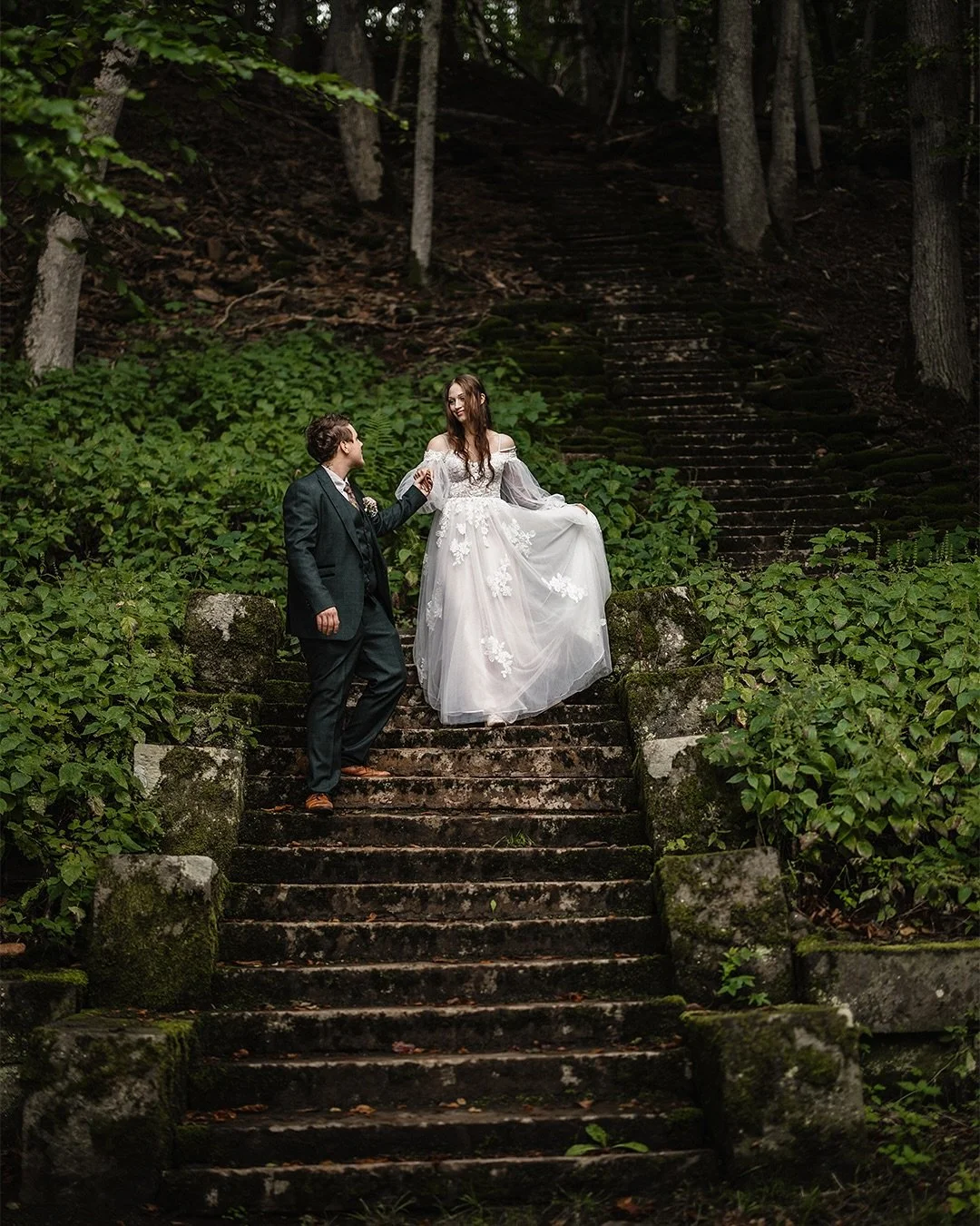 Det k&auml;ndes n&auml;stan som att kliva in i Midg&aring;rd.🤩
Och vem vill inte det😀

Allt p&aring; det h&auml;r br&ouml;llopet var inspirerat av Sagan om ringen &mdash; fr&aring;n bordsdekorationerna till kl&auml;nningen och ljuss&auml;ttningen u