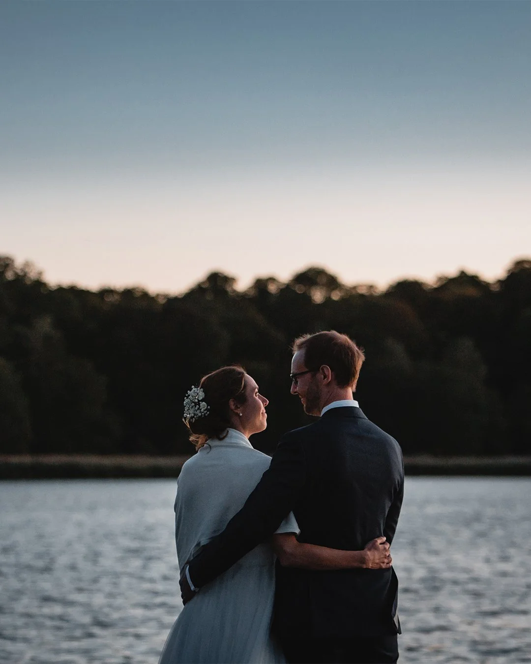En str&aring;lande sommardag i Stockholm.
Ett avslappnat och intimt br&ouml;llop i vackra Ulriksdals slottskapell, f&ouml;ljt av en b&aring;tf&auml;rd med hela s&auml;llskapet &ouml;ver vattnet mot Bergianska tr&auml;dg&aring;rden.
⠀
Att f&aring; fly