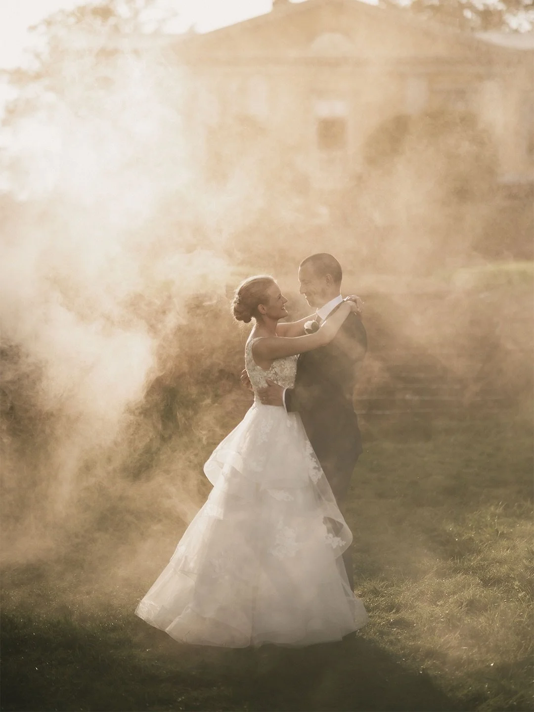 N&auml;r en br&ouml;llopsdag f&aring;r inneh&aring;lla precis allt 🤩

F&ouml;rberedelserna. Det d&auml;r pirret i rummen innan allt b&ouml;rjar.
Detaljerna som n&aring;gon t&auml;nkt p&aring; i m&aring;nader.
Regnet som hotar, men aldrig lyckas ta g