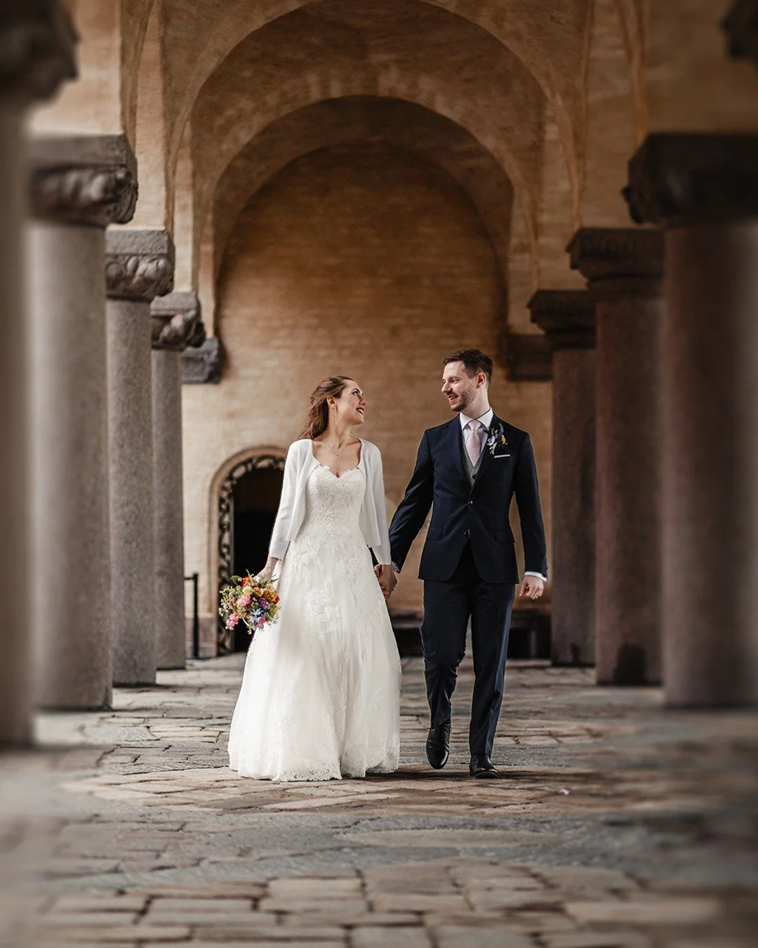 K&auml;nner ni det? Br&ouml;llopss&auml;songen &auml;r precis runt h&ouml;rnet!
Vi blickar tillbaka p&aring; det h&auml;r underbara majbr&ouml;llopet i Stockholm, en dag fylld av skratt och ren magi.
Fr&aring;n ikoniska valvb&aring;gar vid stockholms