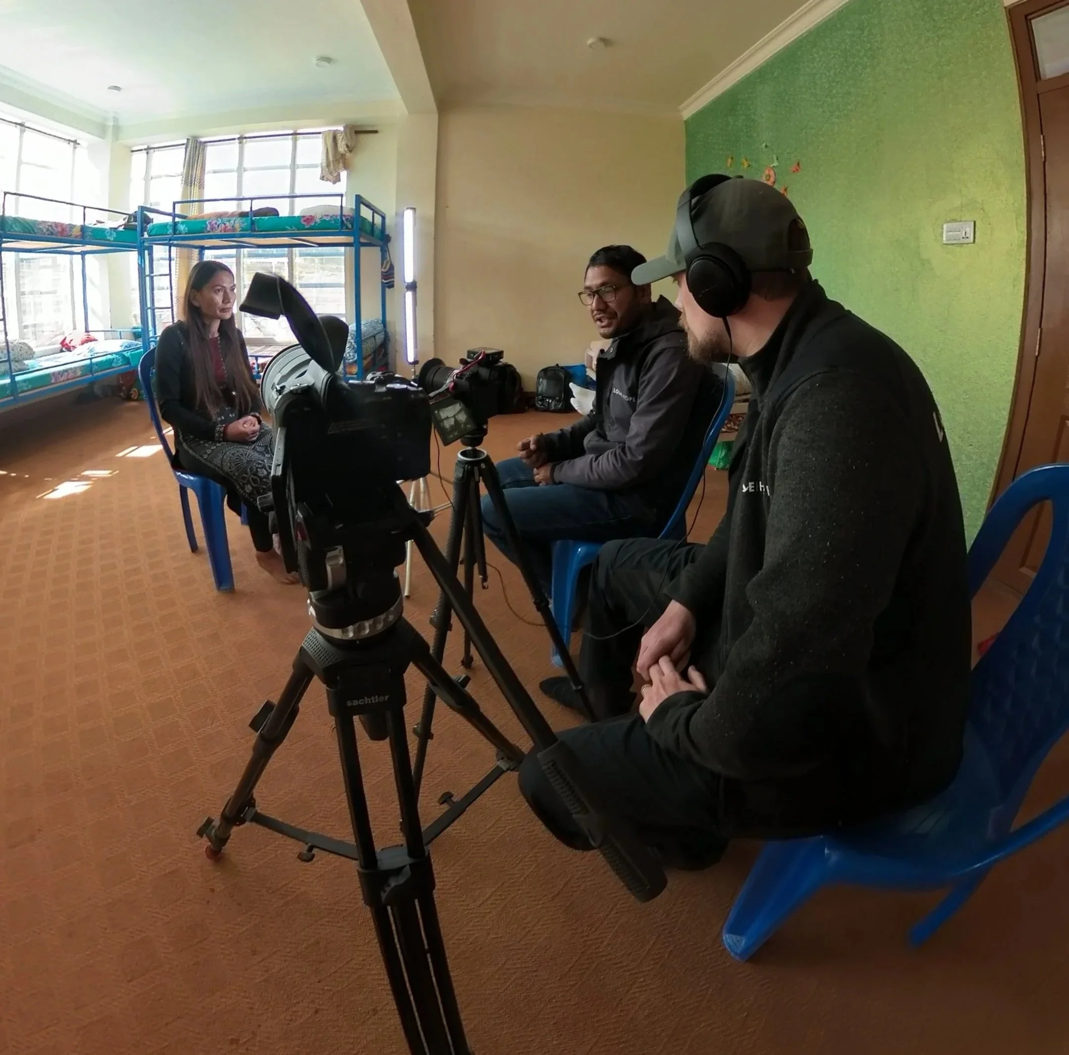 Fotograf Natanael Alfven filmar och gör intervju i Nepal med Love and Hope