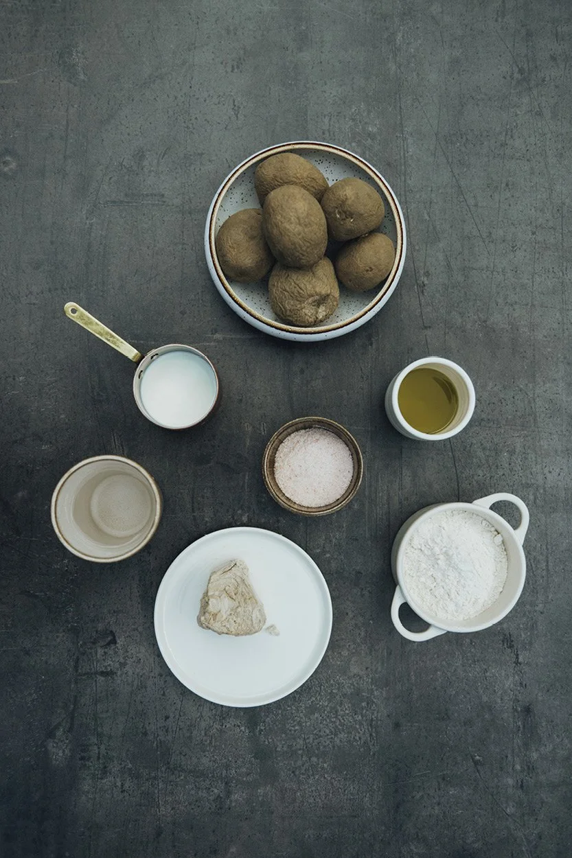 Zutaten für Focaccia mit Mehl, Olivenöl und Kräutern im ANIMO by Aigner