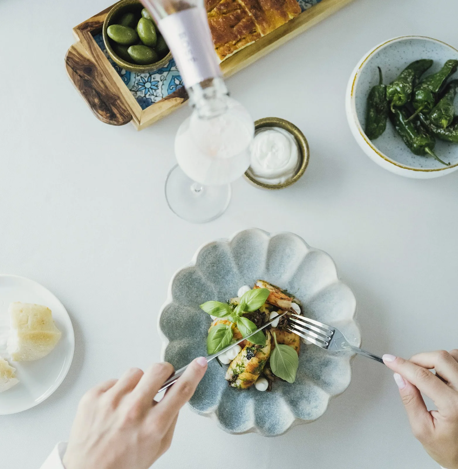 Tischszene mit Fischgericht und Tapas im Restaurant ANIMO by Aigner