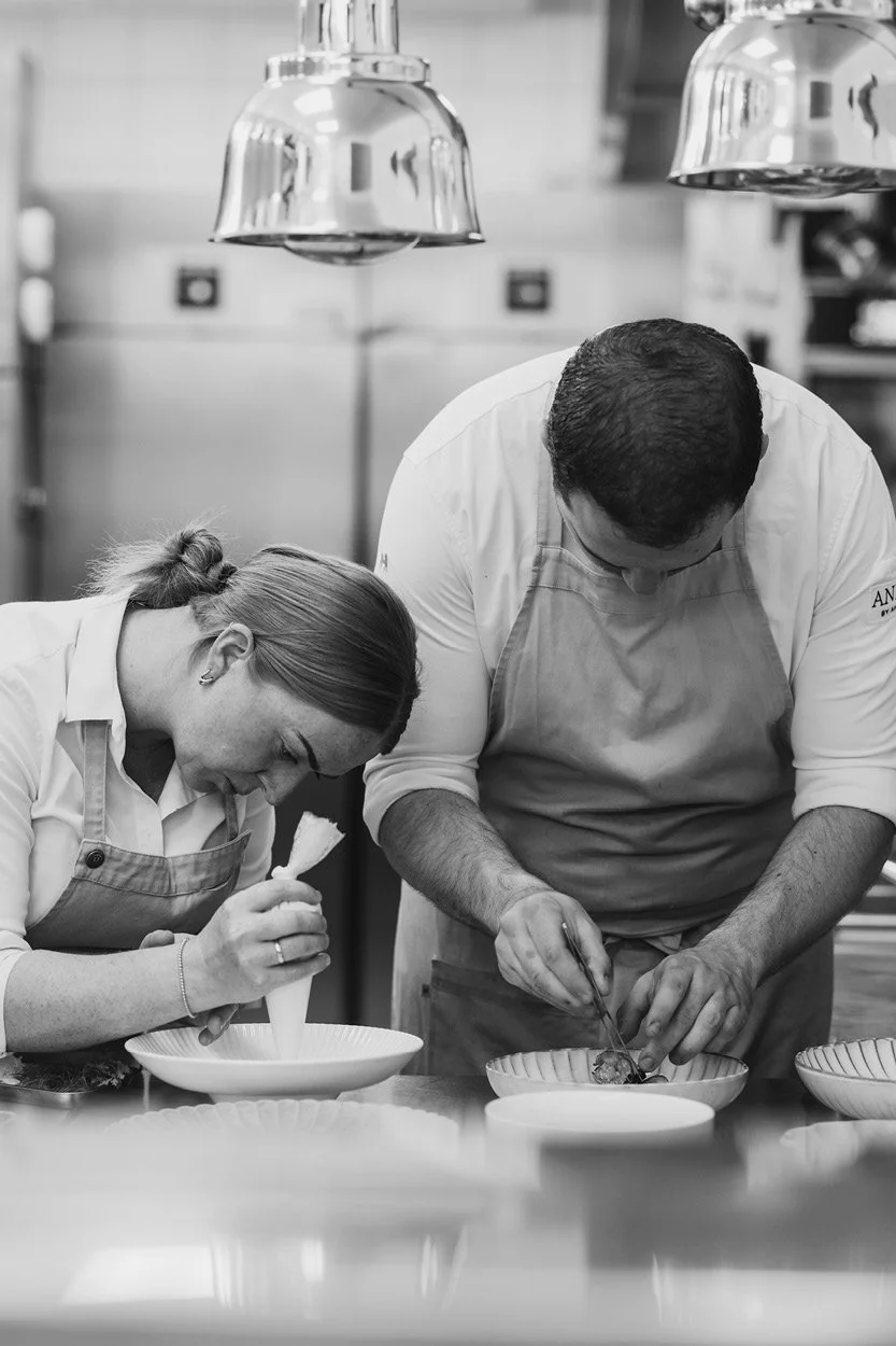 Köche bei der handwerklichen Zubereitung von Speisen im ANIMO by Aigner
