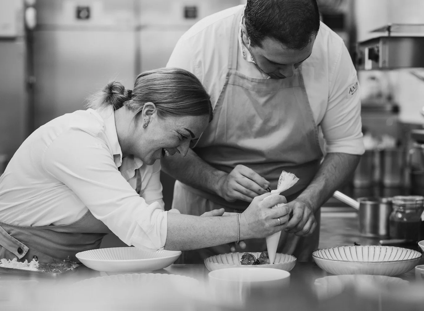 Köche beim Anrichten von Speisen in der Küche des ANIMO by Aigner