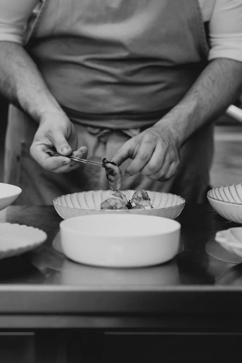 Calamari werden in der Küche des ANIMO by Aigner angerichtet