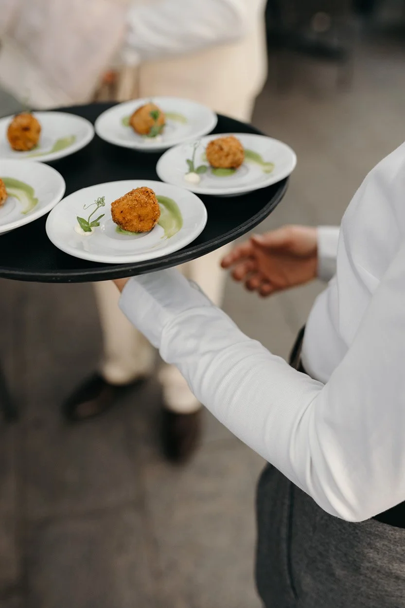 Service serviert Tapas im Restaurant ANIMO by Aigner in Salzburg