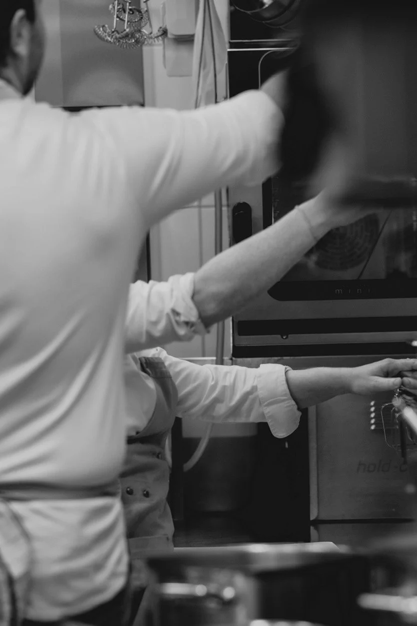 Küchenszene bei der Zubereitung mediterraner Speisen im ANIMO by Aigner