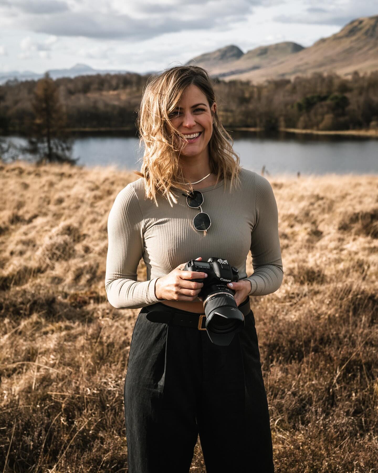 Did a little photoshoot of my own for my own branding over the weekend. 

Had some help of course!

I was reminded again of a few things&hellip; 

☆how much I love a fun outdoor location
☆how much you gotta be flexible with said &ldquo;fun&rdquo; loc