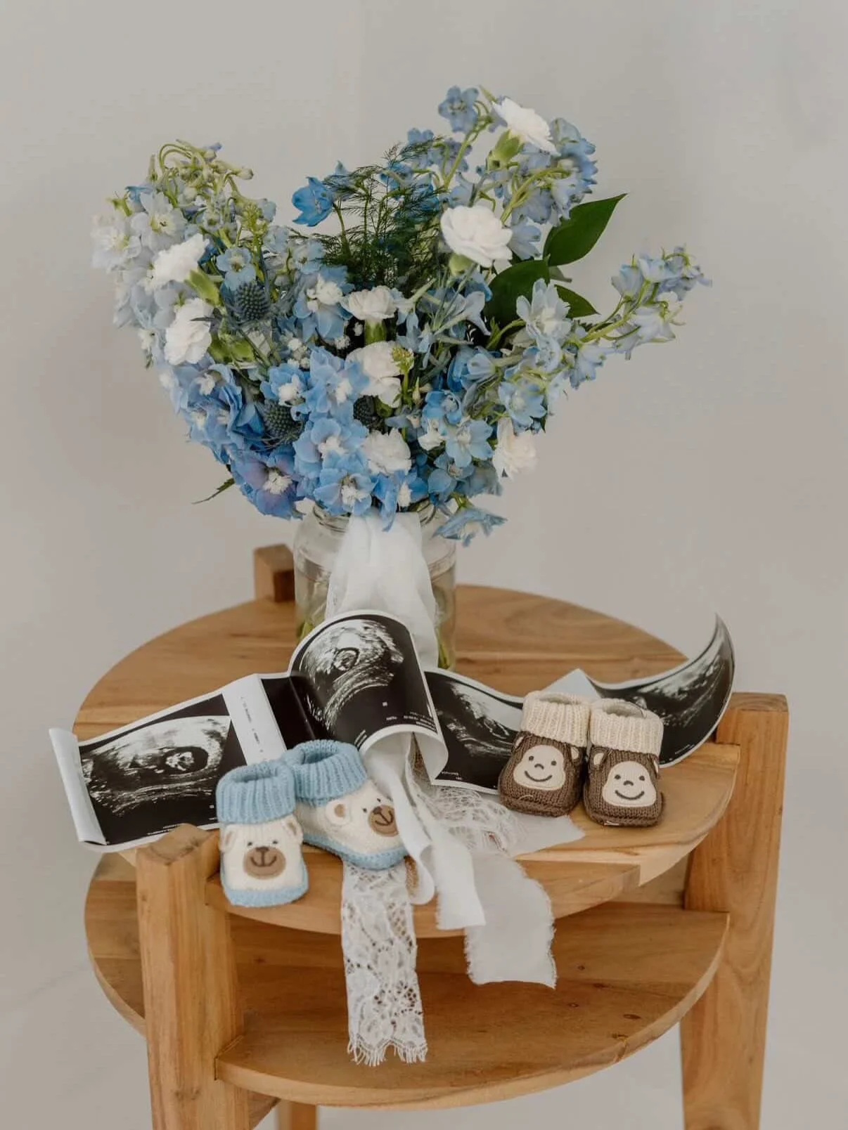 Baby blues for Kambrya &amp; Andrew 💙 I am so happy for your growing family! It was such a joy to be a little part of your announcement. 

Photos: @gavin_takesphotos 
Edits by: @soundmind.photography 

#denverflorist #babyannouncement #denverflorald