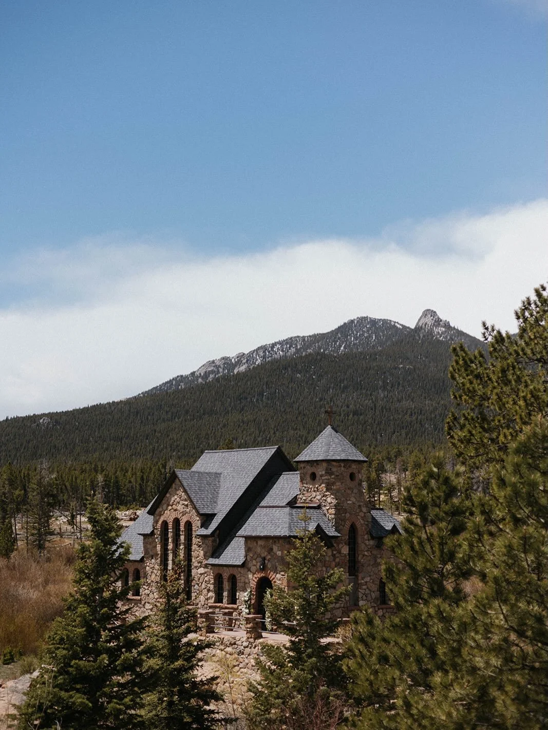 Colorado Castle Wedding ✨

Photography: @photographyby.reverie 
Planning: @evermore.weddingdesign 
Ceremony: @campstmaloshrine 
Reception: @photographyby.reverie 
Florals: @brooksfloral 

#coloradobride #coloradowedding #denverweddingflorist #wedding