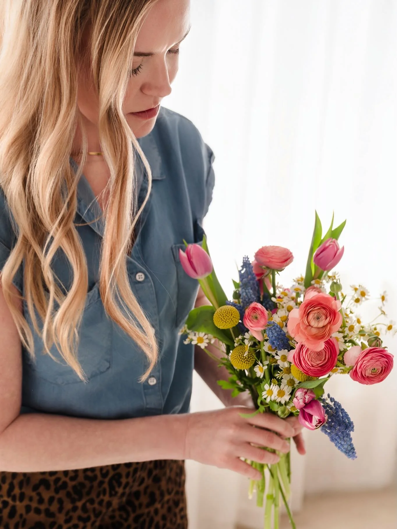 I had such a fun creative session with @annestephensonphoto chatting about all things floral &amp; photography and incorporating flowers authentically into senior and family portraits. Reach out if you&rsquo;d love to add some flower joy to your port