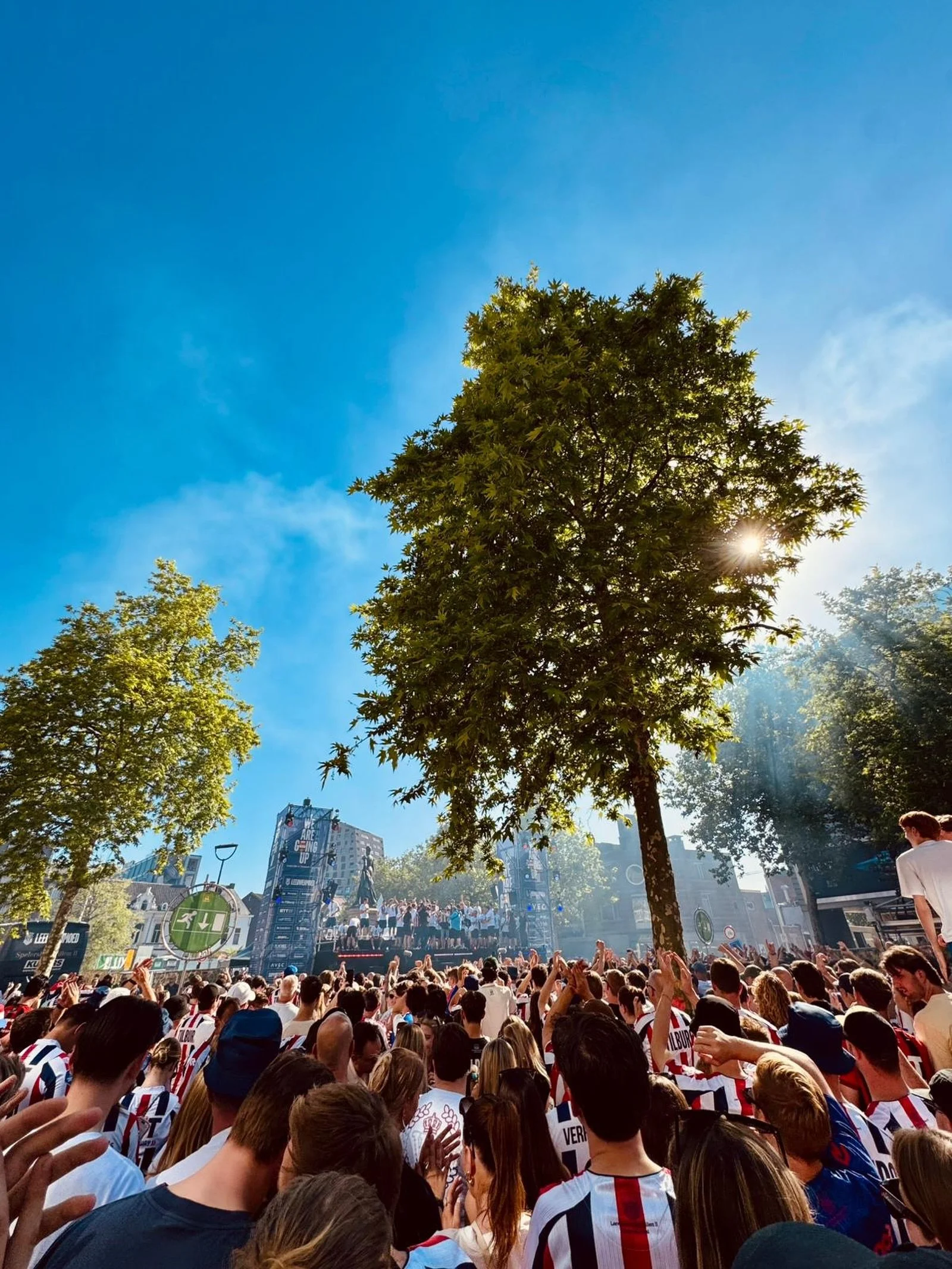 𝙴𝚗𝚐𝚕𝚒𝚜𝚑 𝚋𝚎𝚕𝚘𝚠 - De huldiging van Willem II in volle gang!❤️🤍💙 Onze stad terug op het hoogste niveau en wat een grandioos mooie dag om dat te vieren!🍻☀️

&mdash;&mdash;&mdash;&mdash;-

The celebration of Willem II is in full swing!❤️🤍?