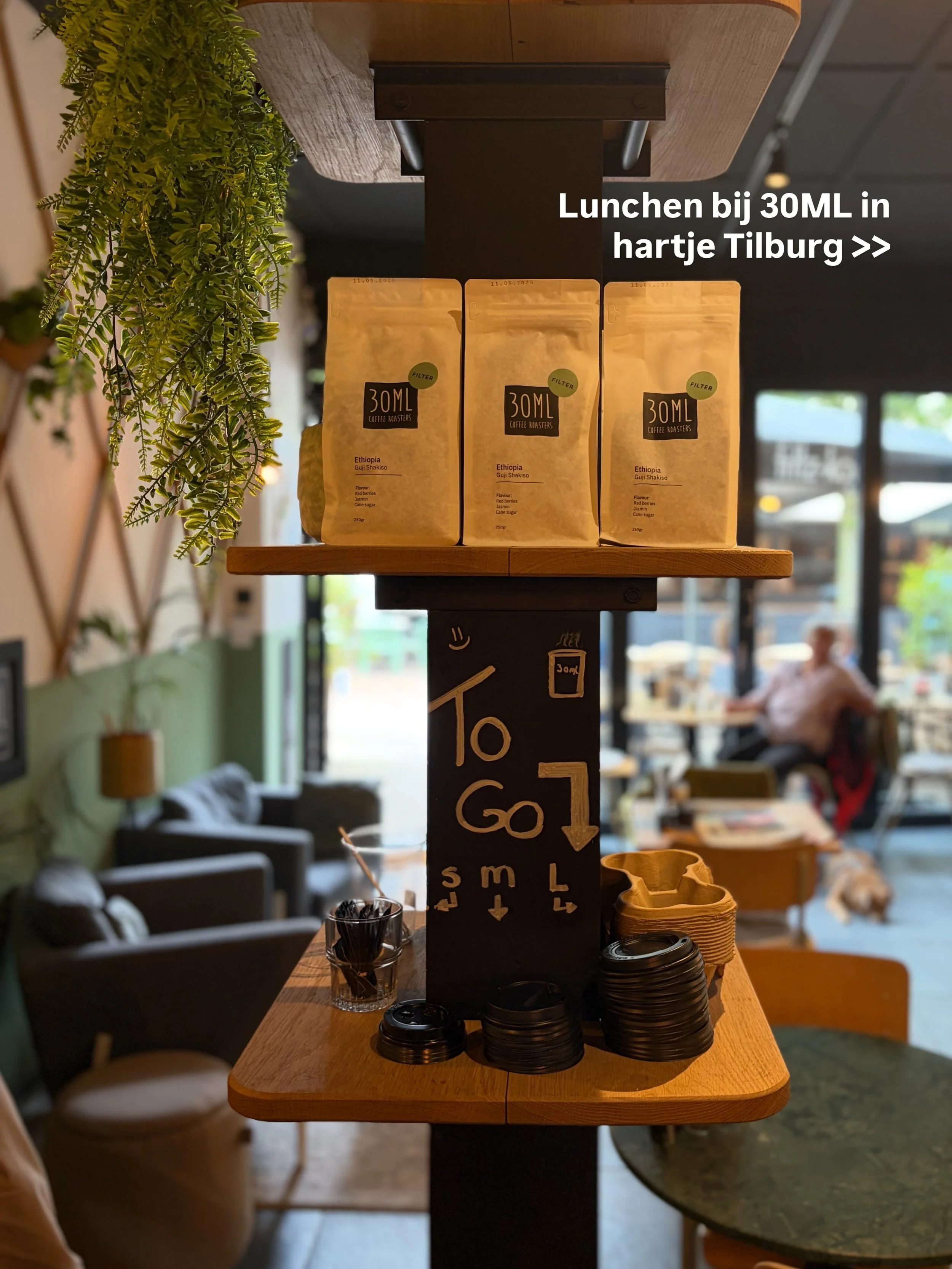 We gingen langs bij @30ml_tilburg voor een lunchbreak!🥑🍓 Het ligt op de Oude Markt hartje centrum van Tilburg! Ze hebben een gezellig terras voor als de zon schijnt en het is helemaal knus binnen voor regenachtig weer.😍📍Oh en ze branden hun eigen