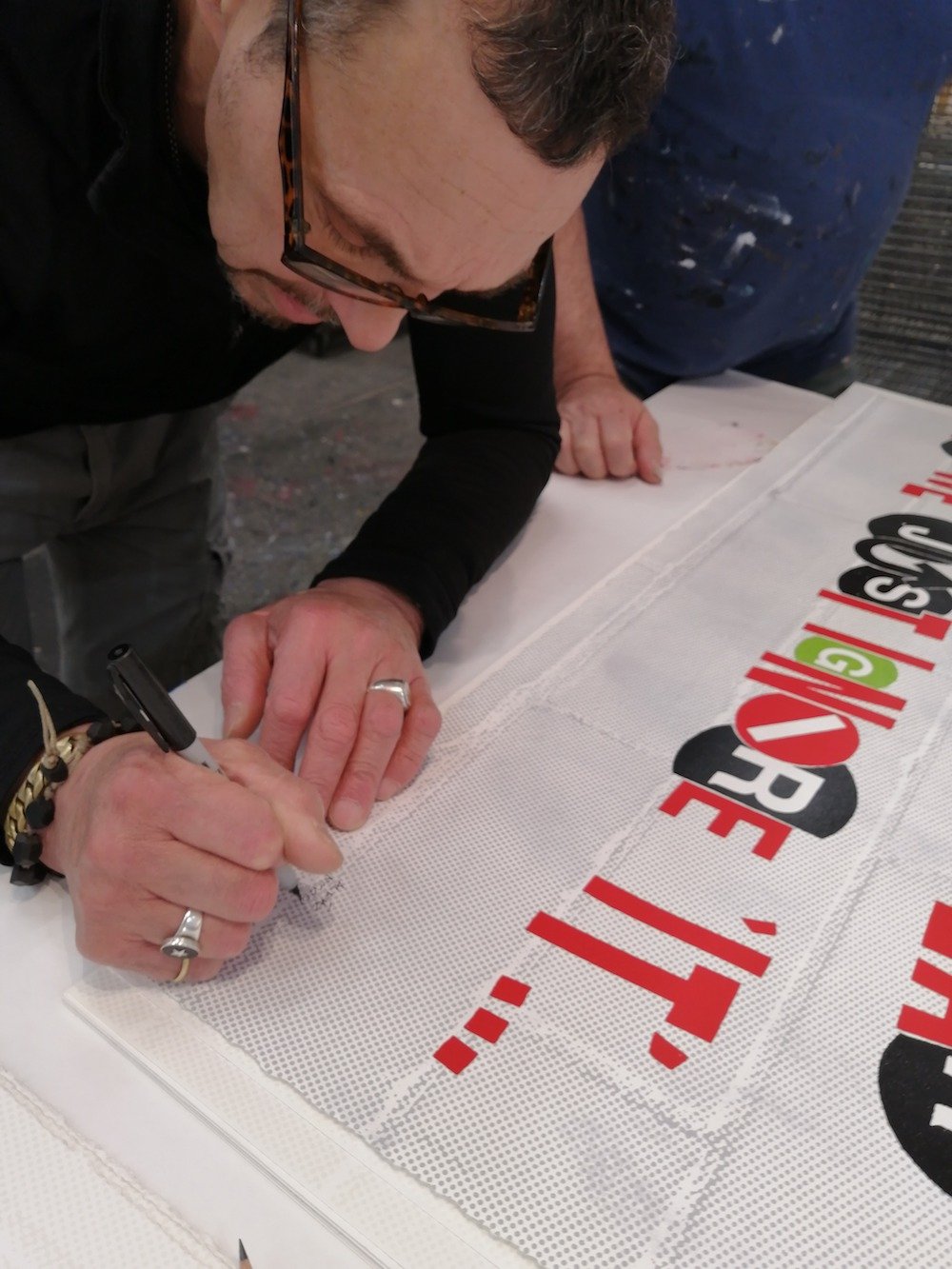 Al Diaz working at Gary Lichtenstein Editions 2021