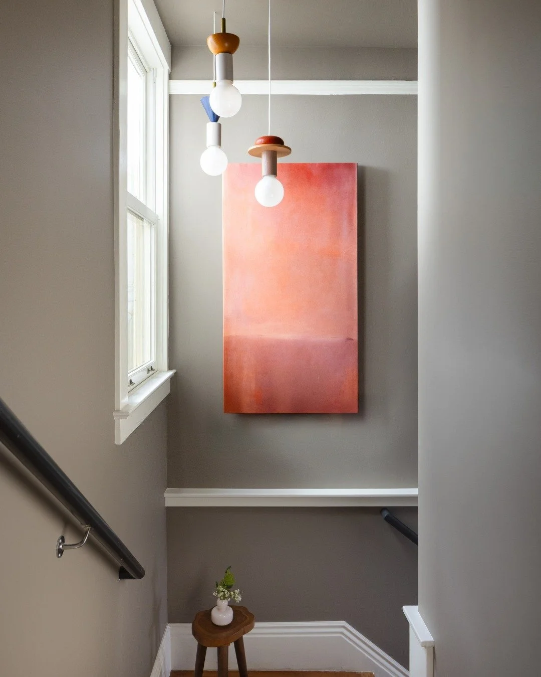 Lighting isn&rsquo;t just functional, it&rsquo;s sculptural.
A staircase becomes a statement when modern fixtures guide the way upward.

📸 @Peterlyonsphoto

#InteriorDesign 
#ModernLighting 
#StaircaseDesign 
#LuxuryInteriors 
#LightingDesign