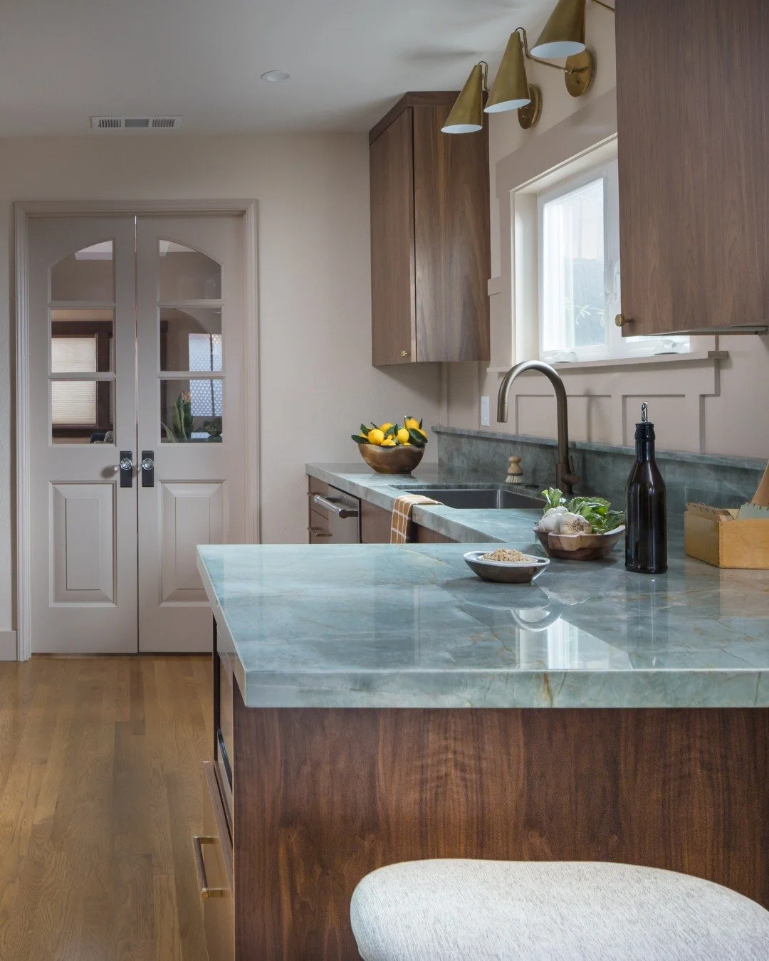 Emerald green natural stone paired with rich walnut cabinetry &mdash; a combination that feels both bold and timeless. 💚🤎

The dramatic veining of the stone brings depth and movement, while the warmth of the walnut adds balance, texture, and unders