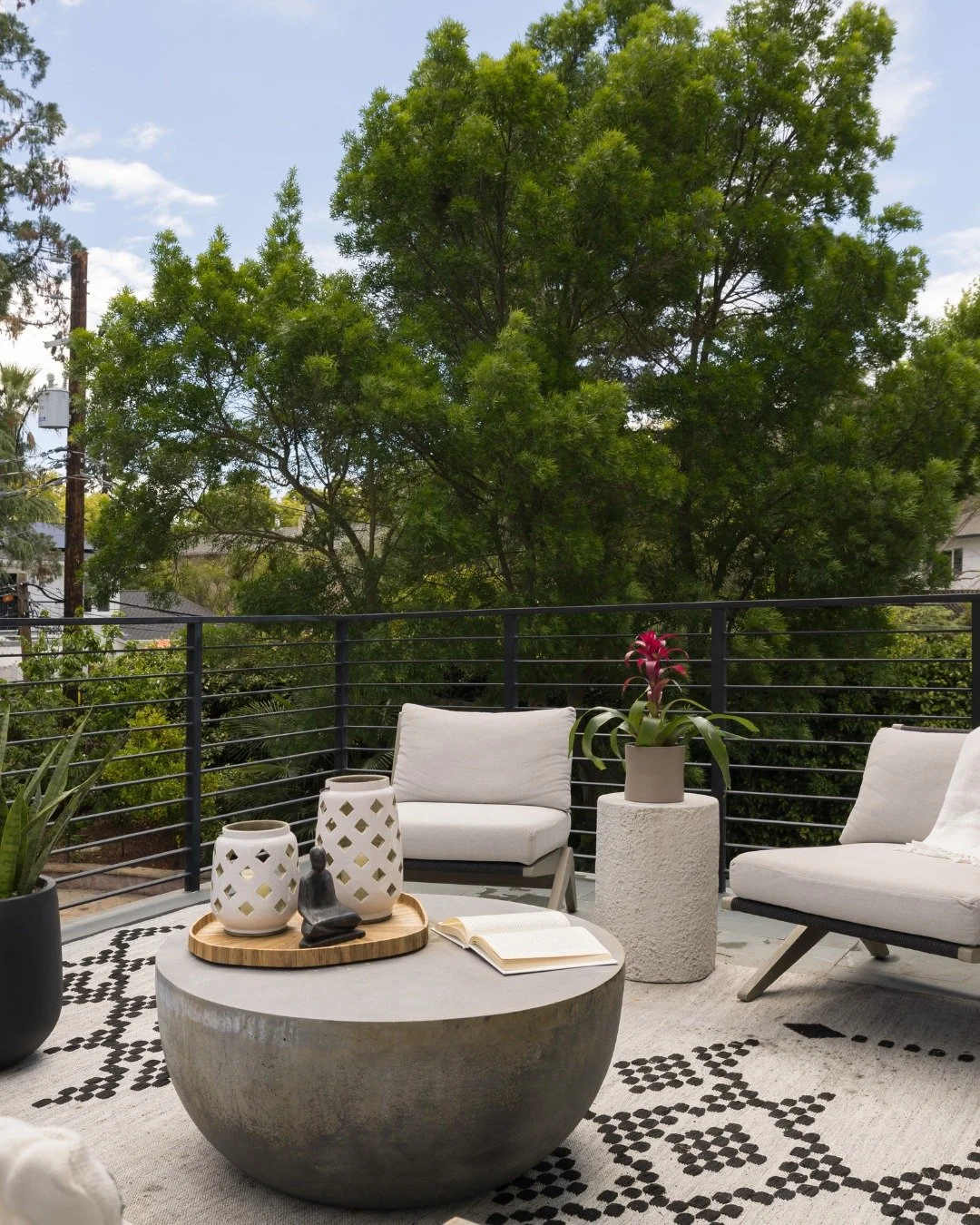 Designed for slow mornings, sunset conversations, and effortless outdoor living 🌿

Great design doesn&rsquo;t stop at the front door.

📸 @peterlyonsphoto

#OutdoorDesign 
#InteriorDesign
#PatioInspiration 
#InteriorDesigner 
#OutdoorLiving 
#Modern