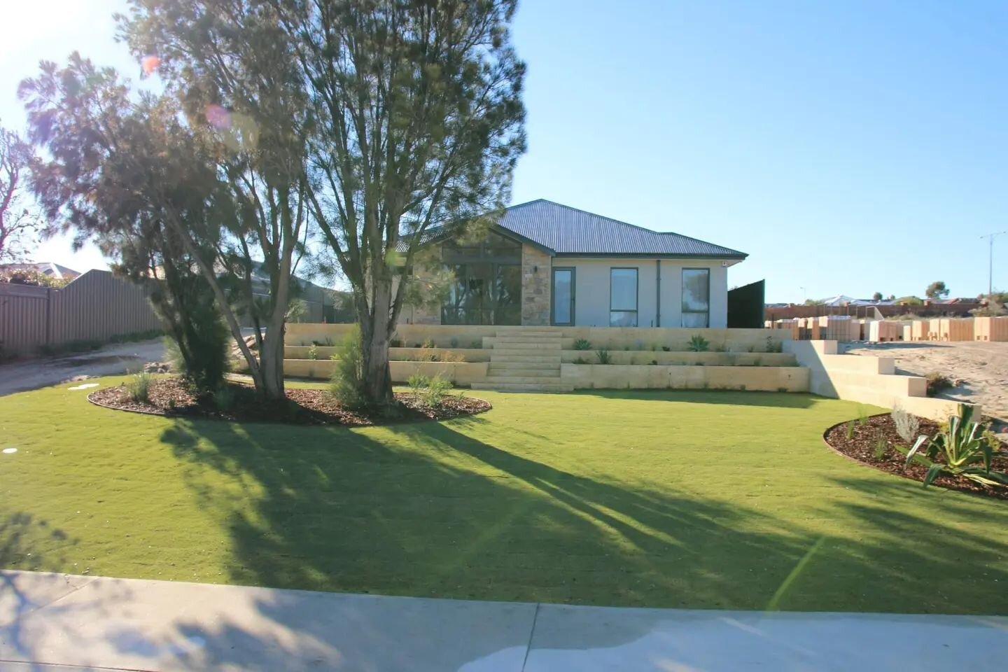 LANDSCAPING!
✅️Lawn
✅️Plants
✅️Reticulation
✅️Steel garden edging
➡️Swip to see the before photo