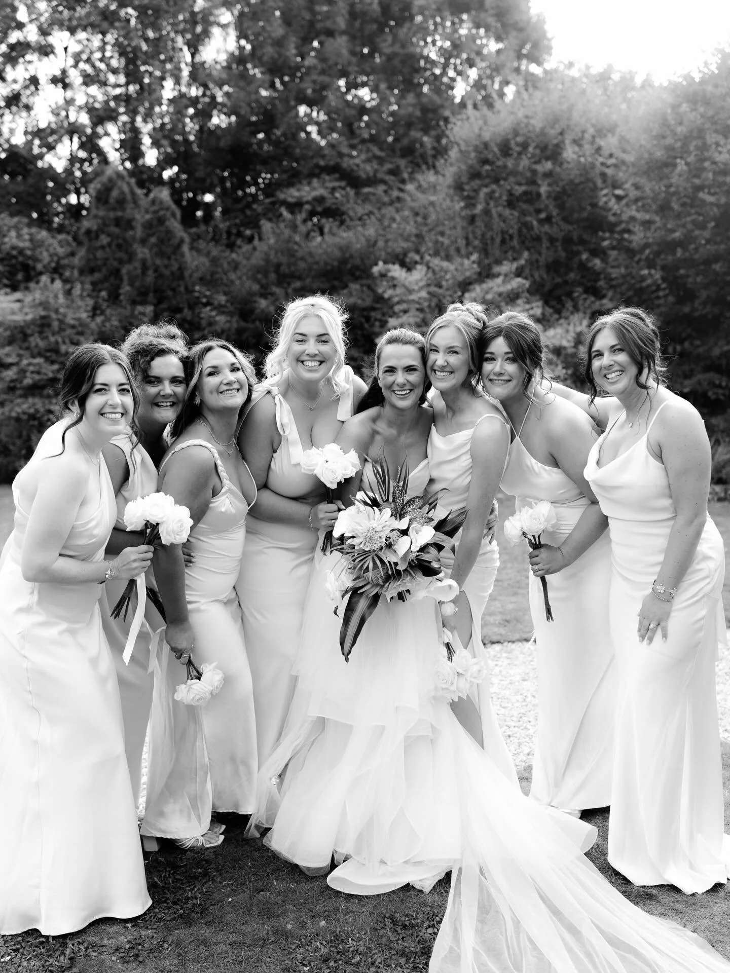 Reception drinks in the gardens at @thewhitebarnuk 😍 
Such a gorgeous space to have your welcome drinks and entertainment before sitting for your wedding breakfast. 

I always recommend at least an hour and a half after your ceremony to enjoy your r