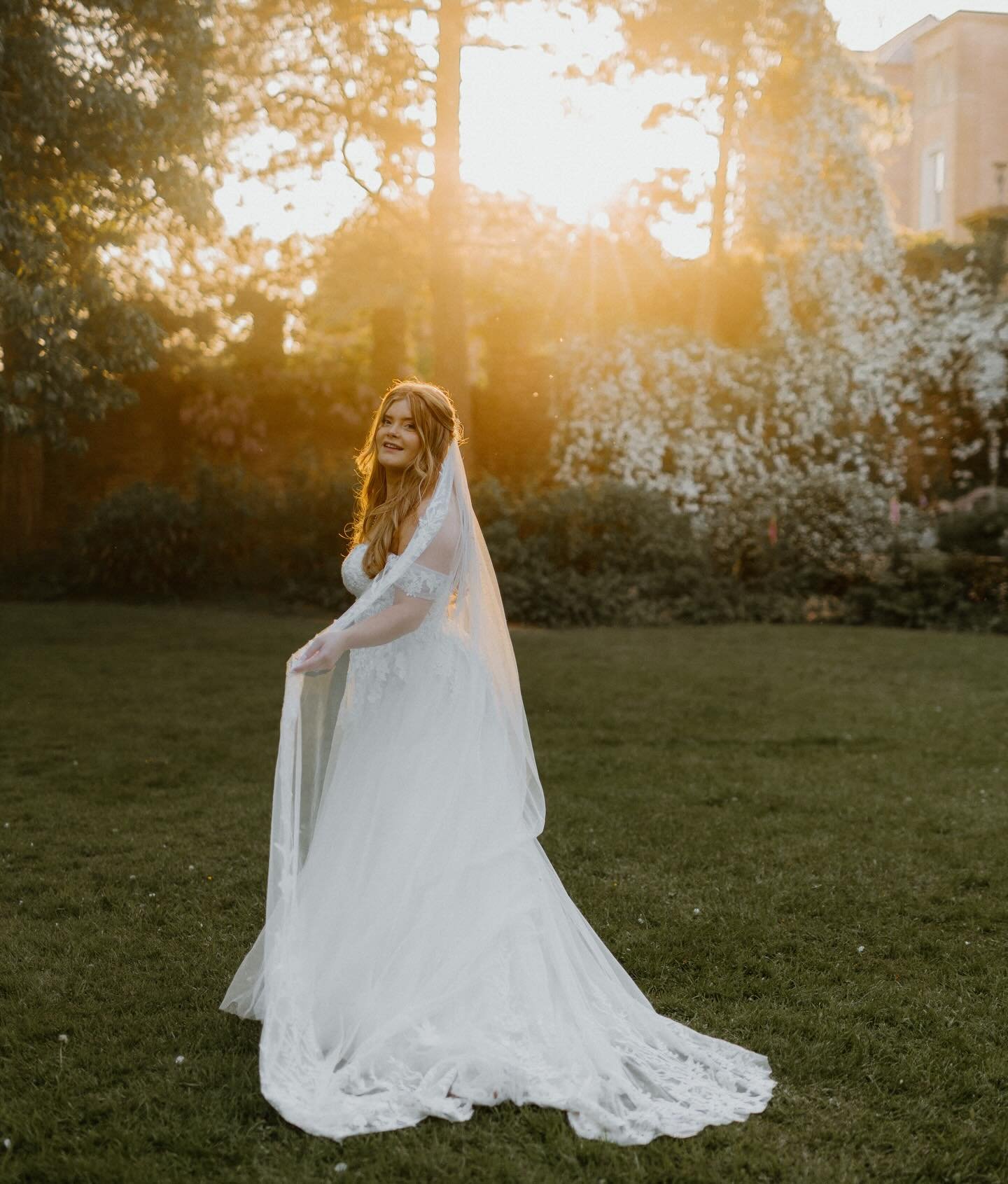 We&rsquo;re getting our golden light back 😍
Longer, warmer evenings, flowers blooming and my favourite time of year (apart from when I was stung by a bee on my backside last summer 😂)

I&rsquo;m back at @hestercombeweddings this year for some gorge