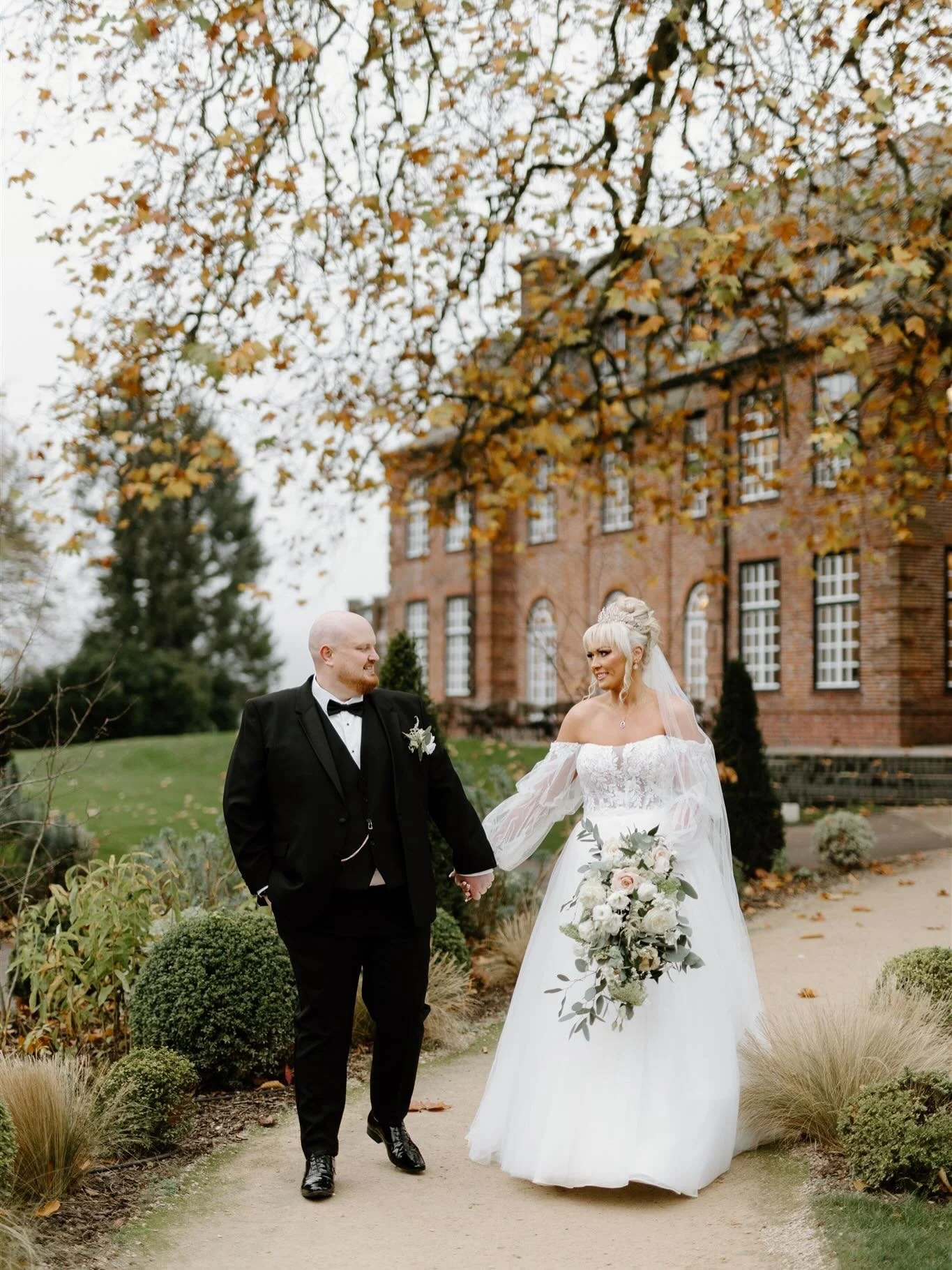 Capturing L+L at @santffraedhouse was a dream, and looks so timeless with a black tie/monochromatic theme😍 Absolutely gorgeous day with such a lush couple!! 

Sant Ffraed looks dreamy in any season, and I just love the view of the house through the 