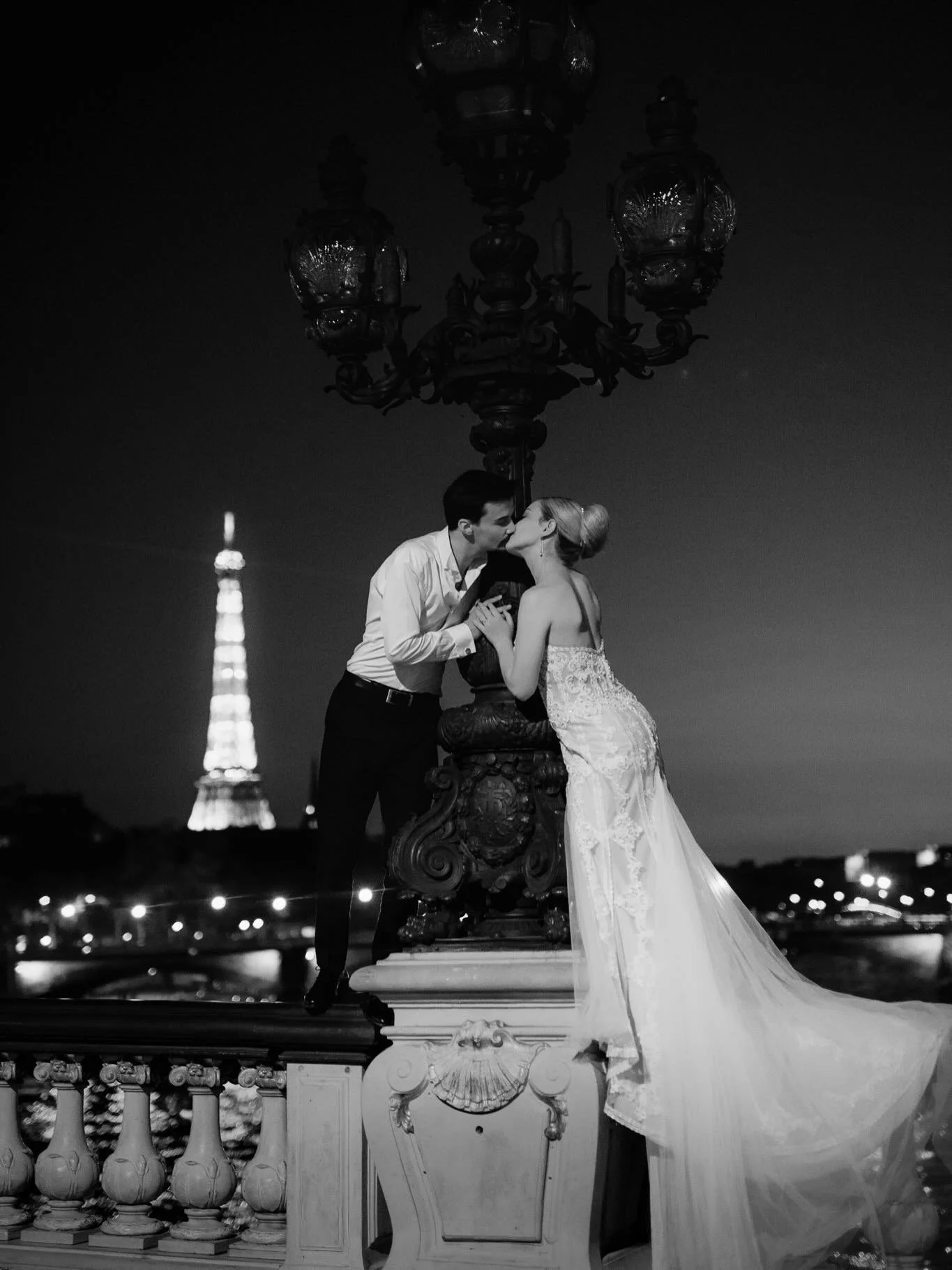 Galavanting around Paris with Lilor and Yann for this session was absolutely incredible 🥹
I didn&rsquo;t expect Lilor to climb on top of Ponte Alexandre bridge in high heels though 😂
We were also expecting the Eiffel Tower to sparkle but on this ra