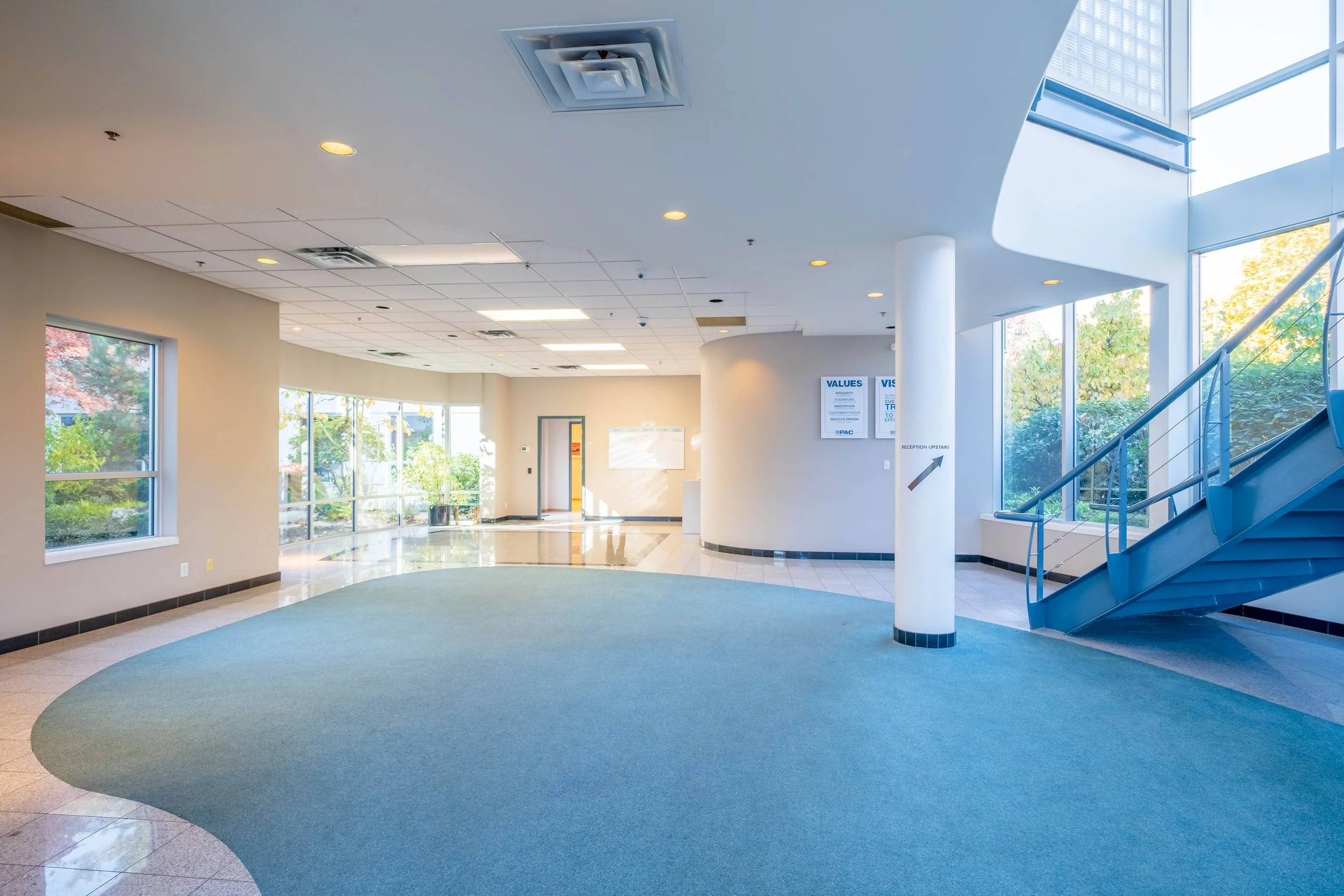 foyer 1.jpg