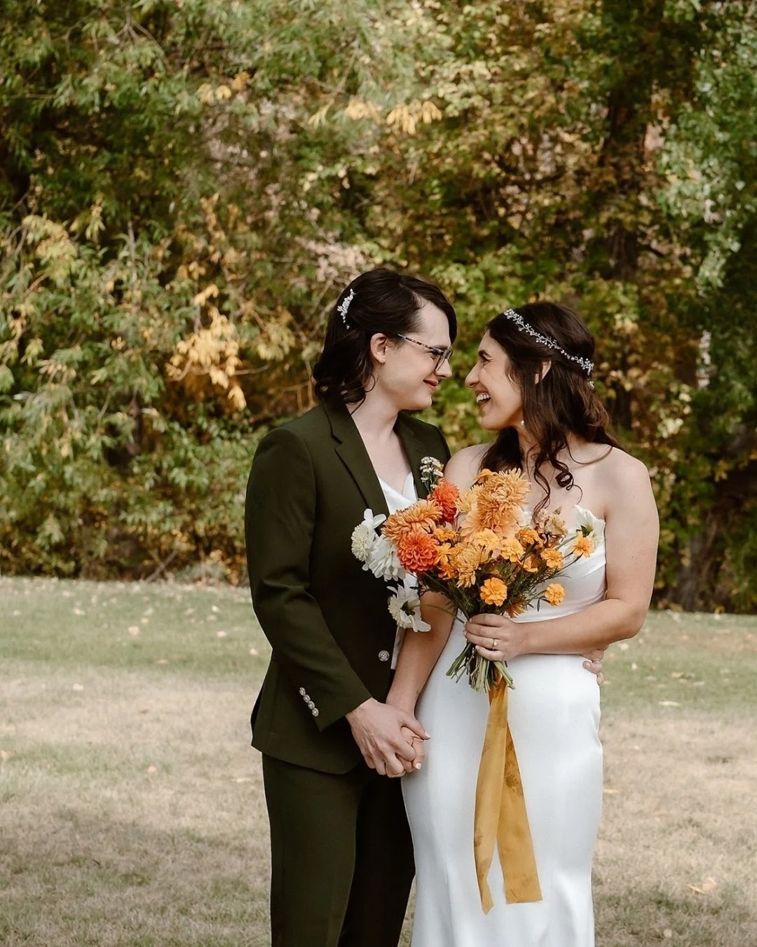 Happy anniversary to these two beautiful souls. Working with Zoe and June was a true joy. Their quiet laughter, easy love, and deep friendship are simply contagious.
 
Photographer @kaytlynperezphotography
Planning + Design @heirloomeventsdesign
Venu