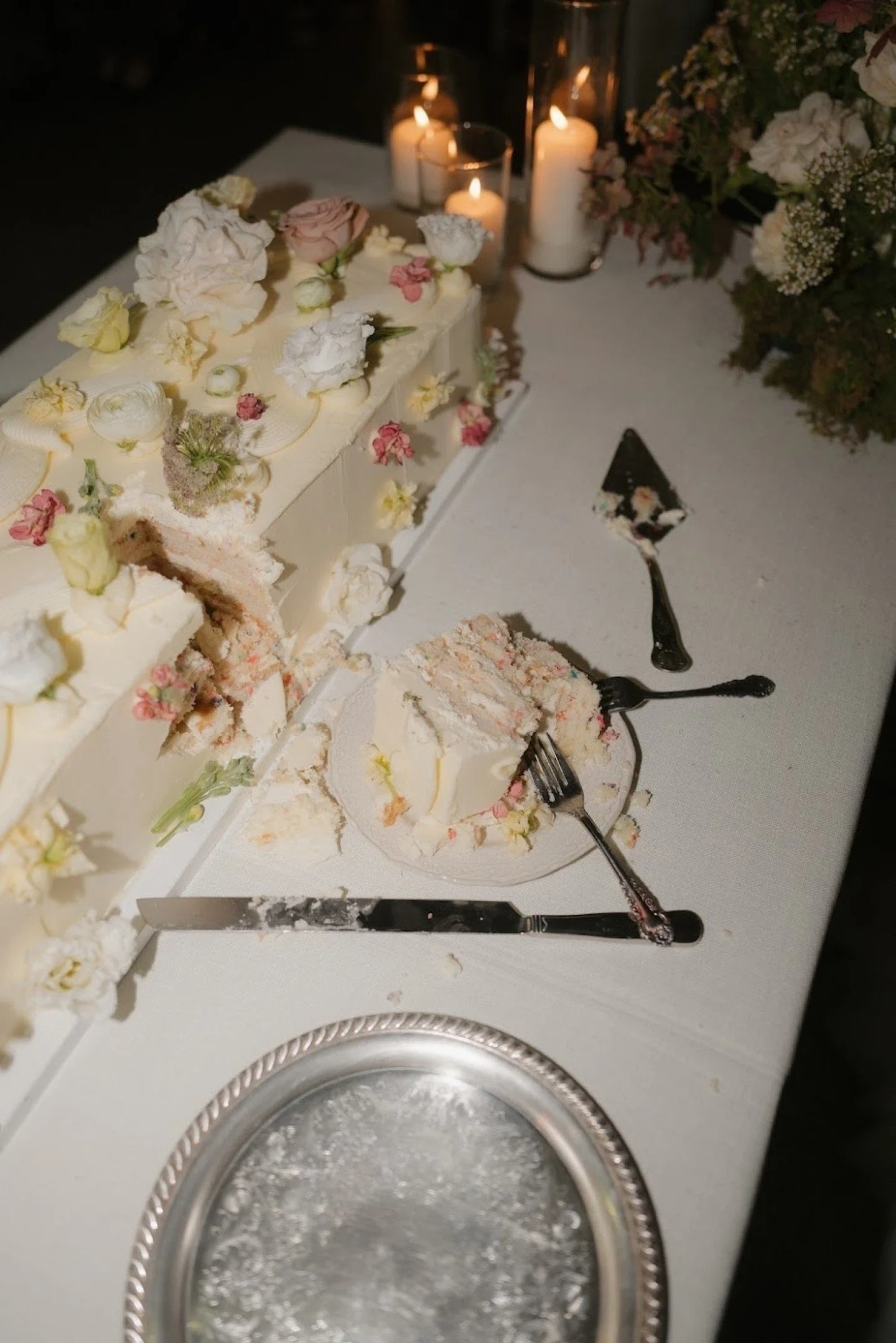 Missing our favorite kind of days &mdash; full of love, laughter, and cake.

@heirloomeventsdesign
@blancdenver
@whitneyraephotography
@figment_floral
@sugarpinecatering
@peakbev
@mountainsounddj
@copartyrentals
@love.emily.bakery
@junicoffeecart