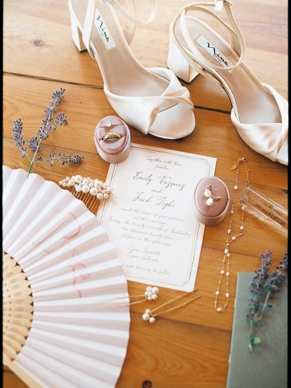 If it&rsquo;s been a little quiet over here, we&rsquo;re deep in the details.
Designing timelines today, reminiscing on last year&rsquo;s minimal magic ✨

Venue @lyonsfarmette
Coordination @heirloomeventsanddesign
Photographer @laurenleybaphotography