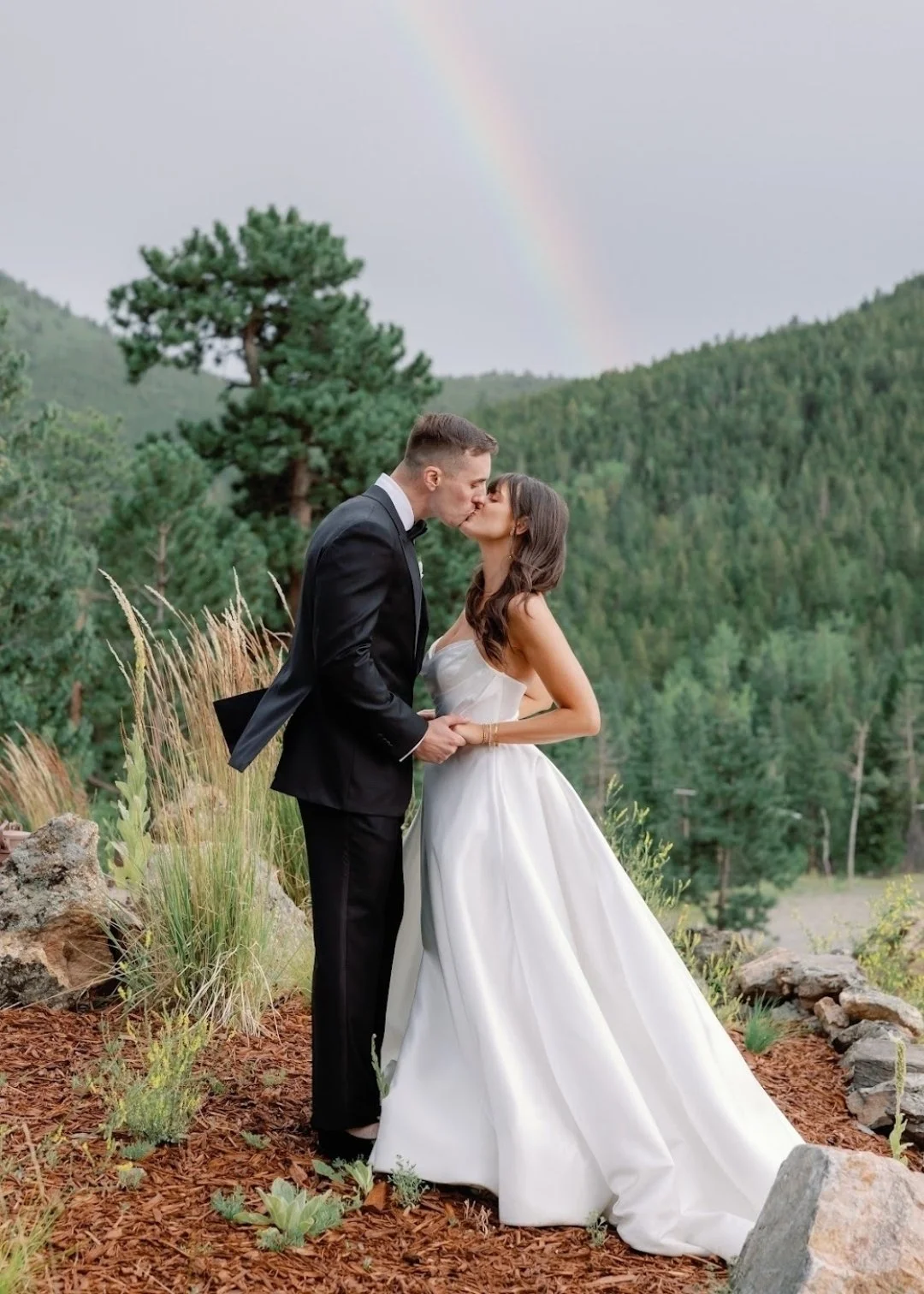 Turns out wedding planners can't control the weather...but this rainbow was exactly as ordered. 🌈✨

Planner @heirloomeventsdesign
Venue @northstargatherings
Photographer @meredithdiamondphoto
Videographer @topher.films
Florist @rowdypoppy
Gown @magn