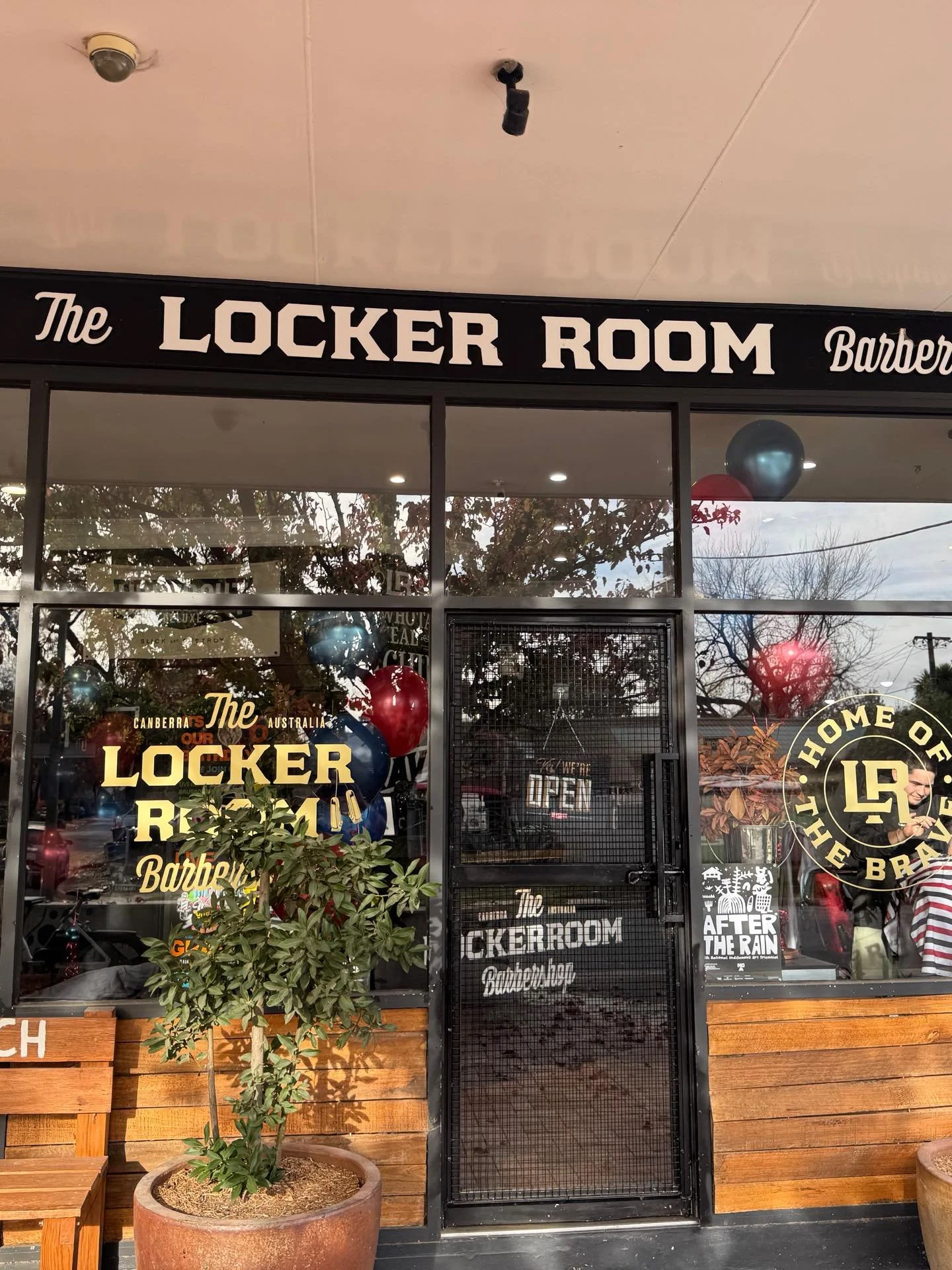 Want to give a shout out to the legends at @the.lockerroom.barbershop, not only to congratulate them on their 6th birthday but the work they do to highlight the importance of men&rsquo;s mental health. Keep up the awesome work lads. #mensmentalhealth