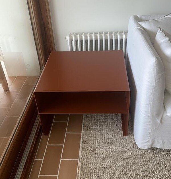 Mesa de centro en color coral ya en casa de nuestros clientes 💥