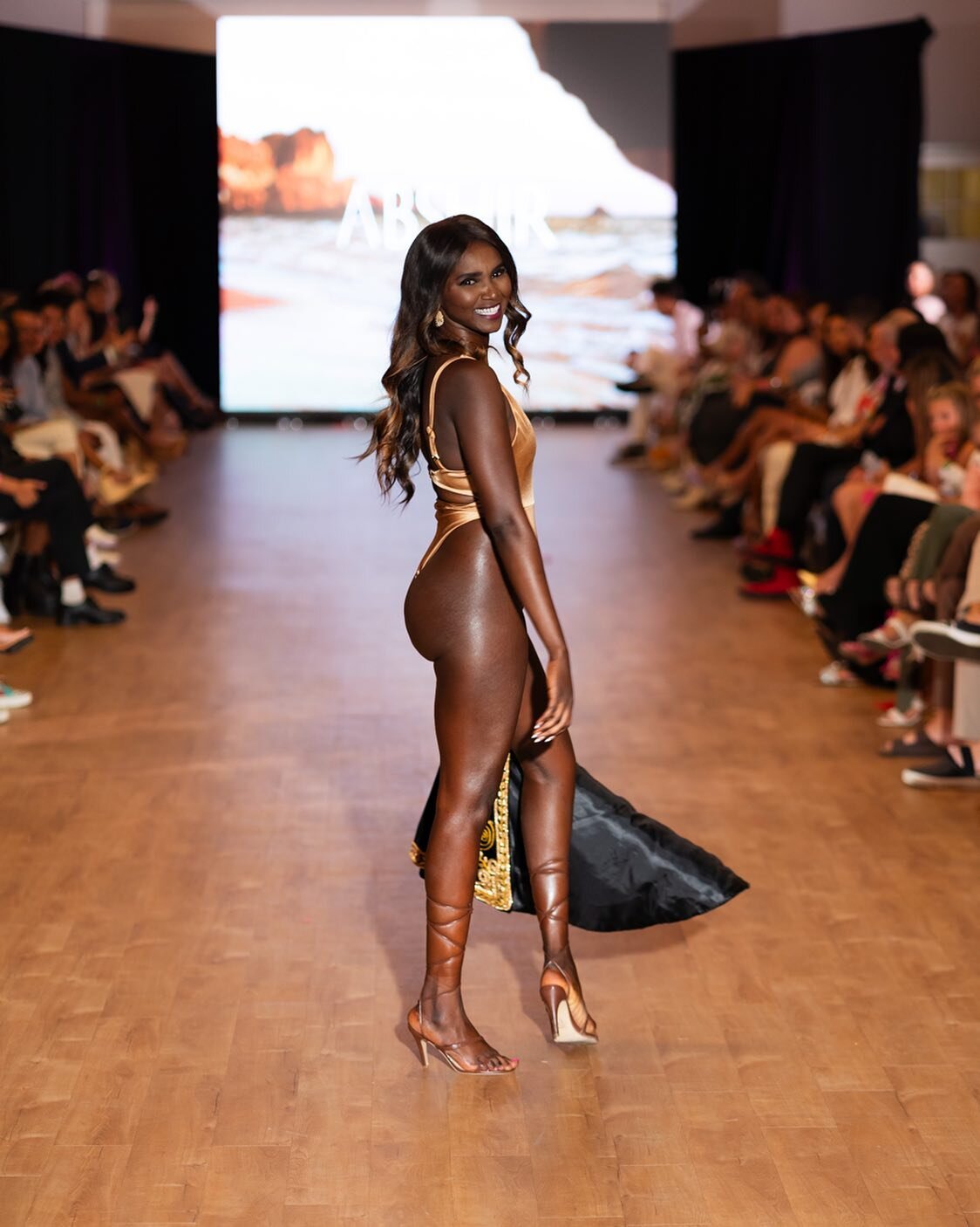The radiant Queen Eyga gracing the runway ❤️&zwj;🔥❤️&zwj;🔥❤️&zwj;🔥 closing for Abshir, in her custom look at @sdswimweek 🔥
Grateful 💛 
📸 @timwothy