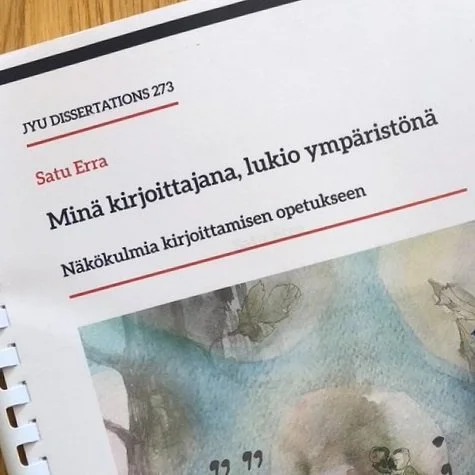 Tein artikkeliväitöskirjani Jyväskylän yliopiston kirjoittamisen oppiaineeseen. Samaan aikaan kirjoitin runoesikoistani, jonka lähdeluettelossa on joitakin samoja teoksia kuin väitöskirjani lähdeluettelossa. Runoteoksen ja väitöskirjan kirjoittamispr