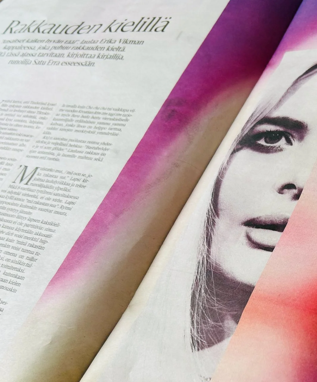 Kevään 2025 euroviisuesseessä (11.5.2025) käsittelin Erika Vikmanin ja KAJ'n euroviisukappaleita ja ehdotin, että erilaisia teoksia yhdistää salliva ja leikkisä suhde kieleen.