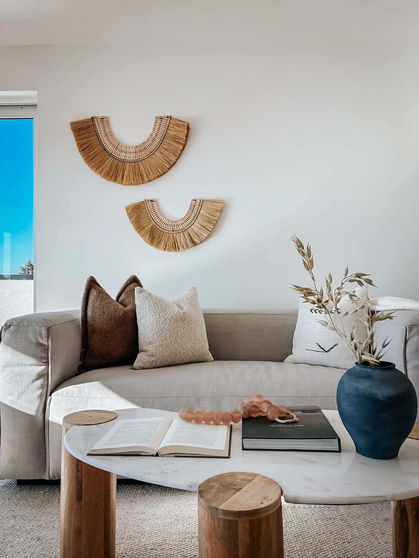 We love an asymmetrical moment. ☺️
This bonus room loft area had incredible lighting and an amazing wet bar. We made sure to use a slightly smaller sofa than we would in a larger space to make sure we didn’t overwhelm the room, and were strate